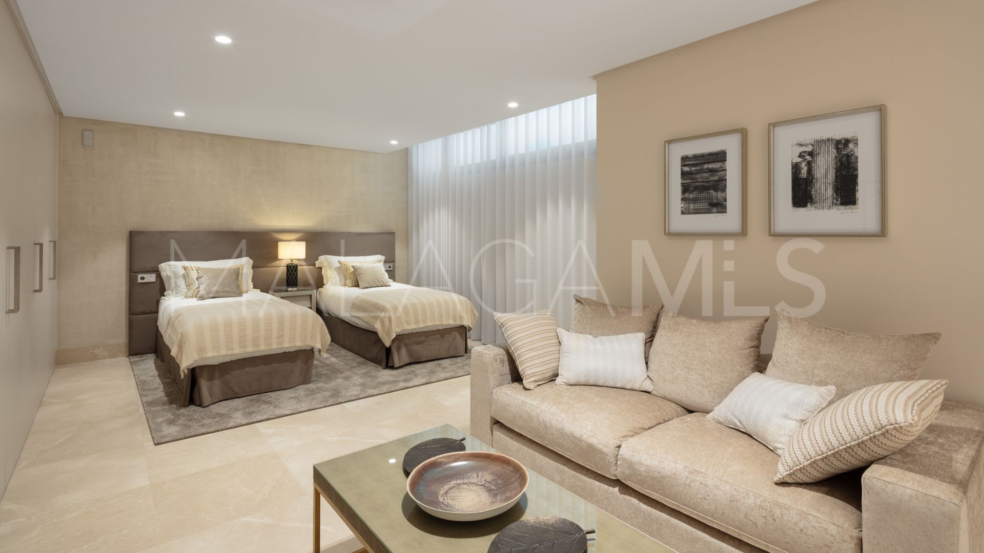 El Paraiso 7 bedrooms villa for sale