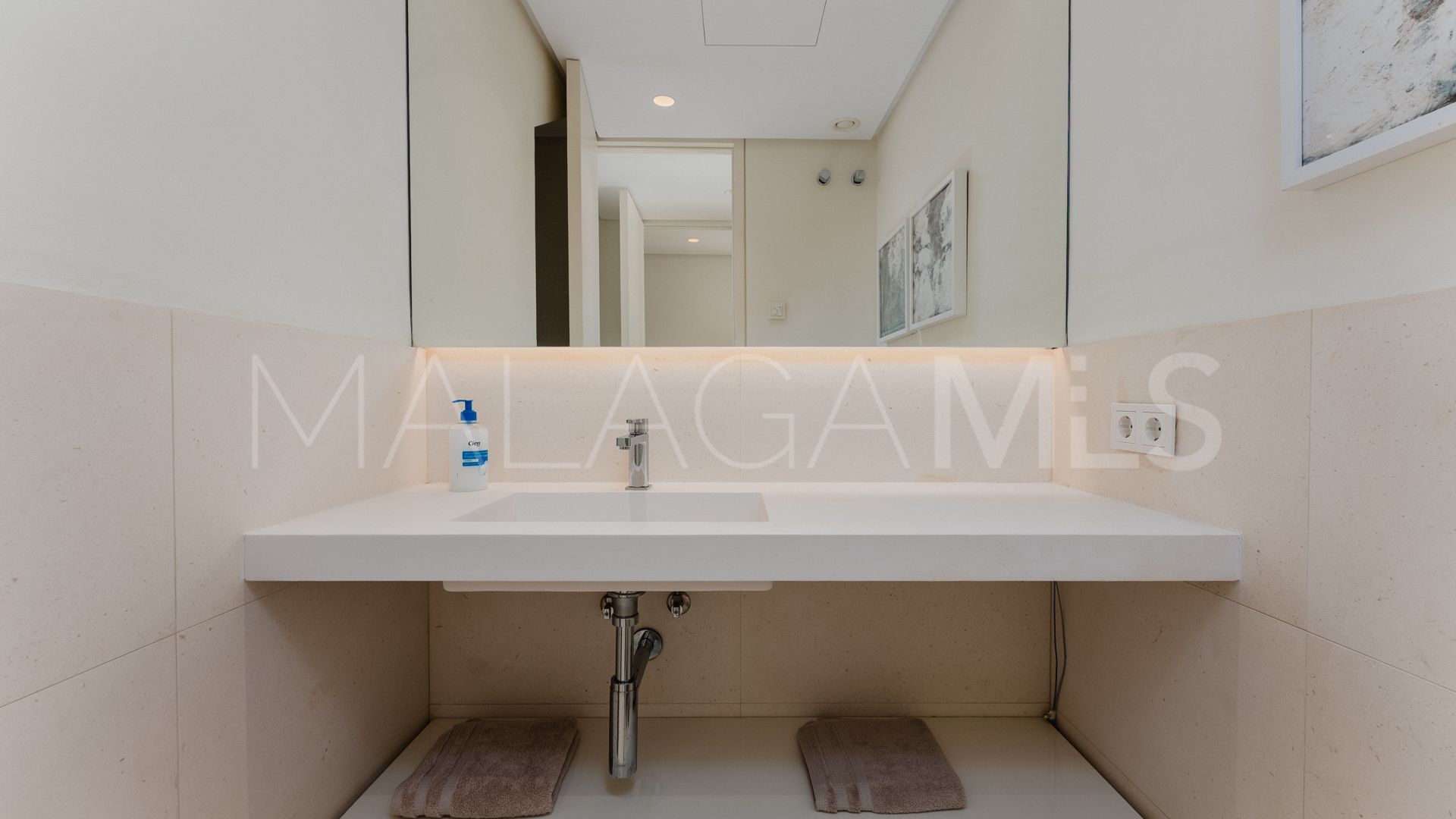 Villa for sale in Nueva Andalucia