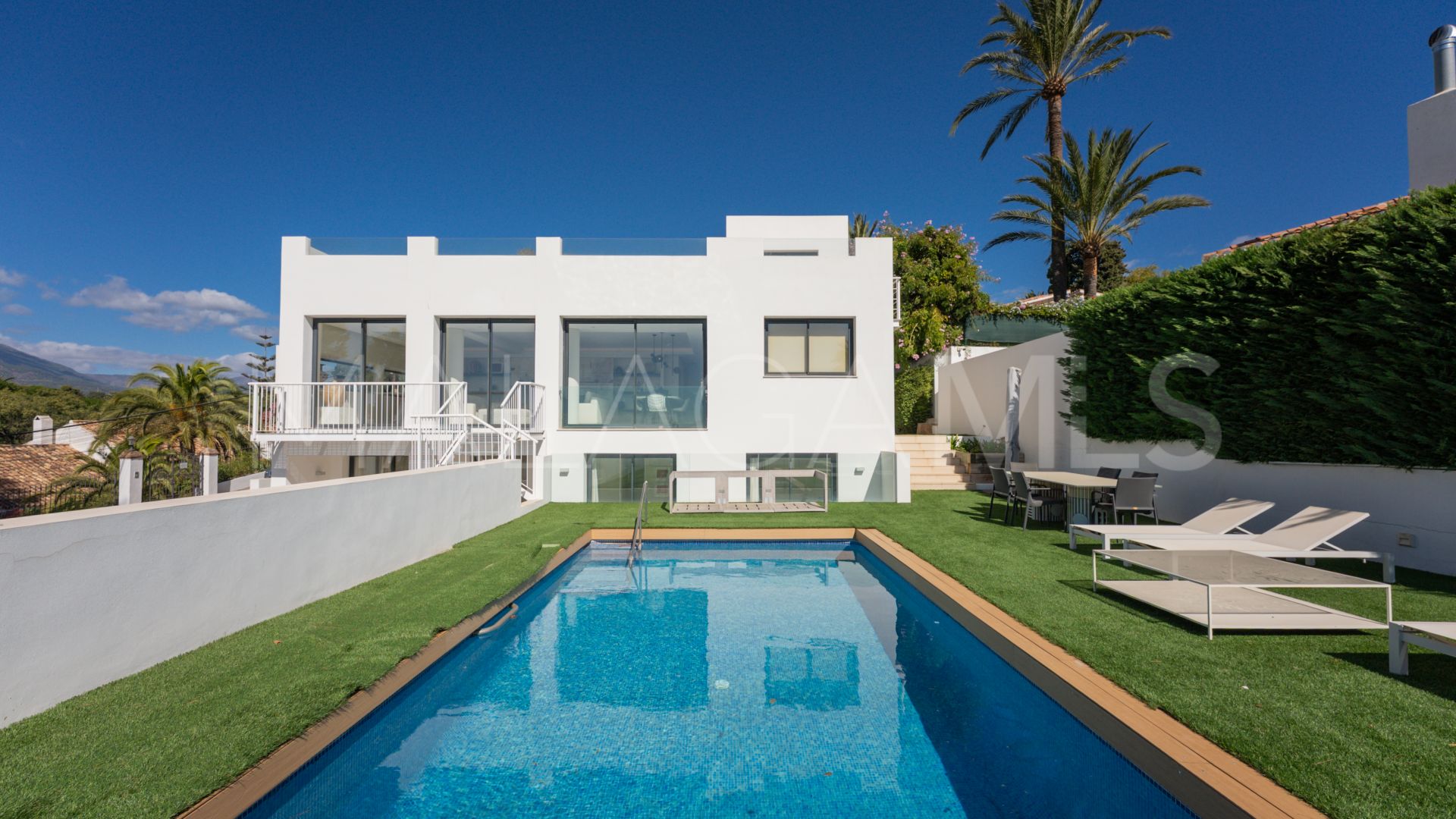 Villa for sale in Nueva Andalucia