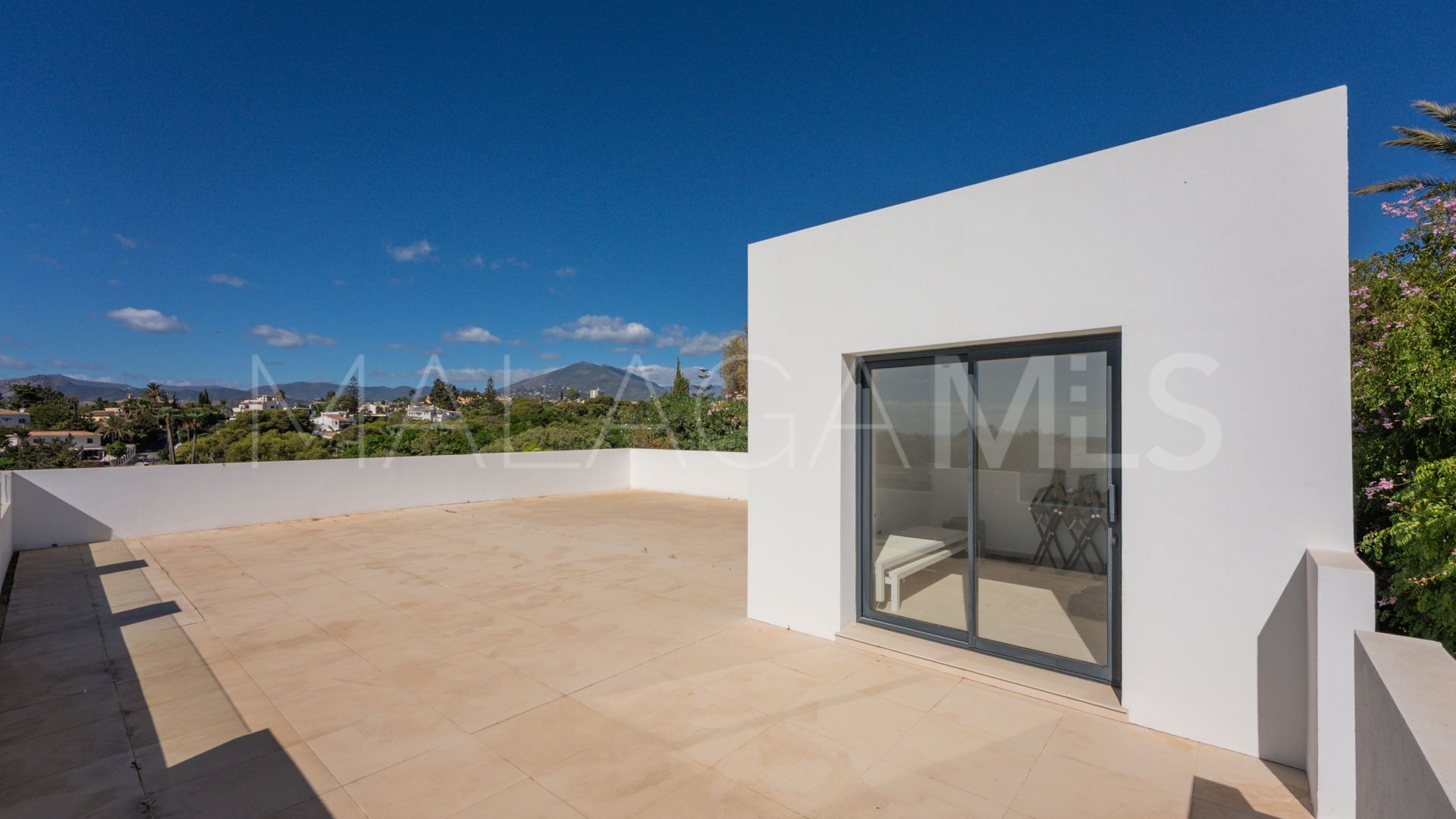 Villa for sale in Nueva Andalucia