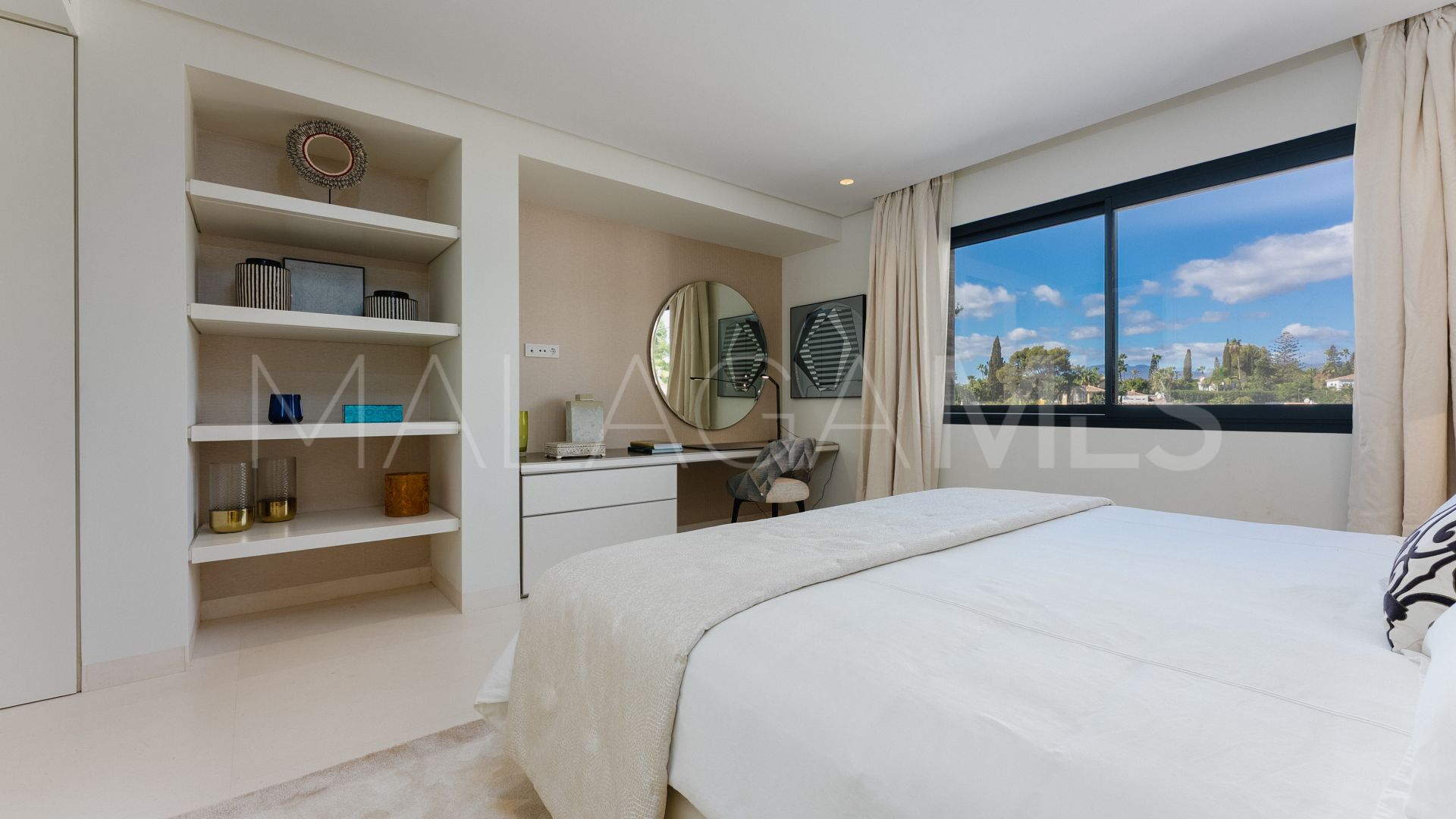 Villa for sale in Nueva Andalucia