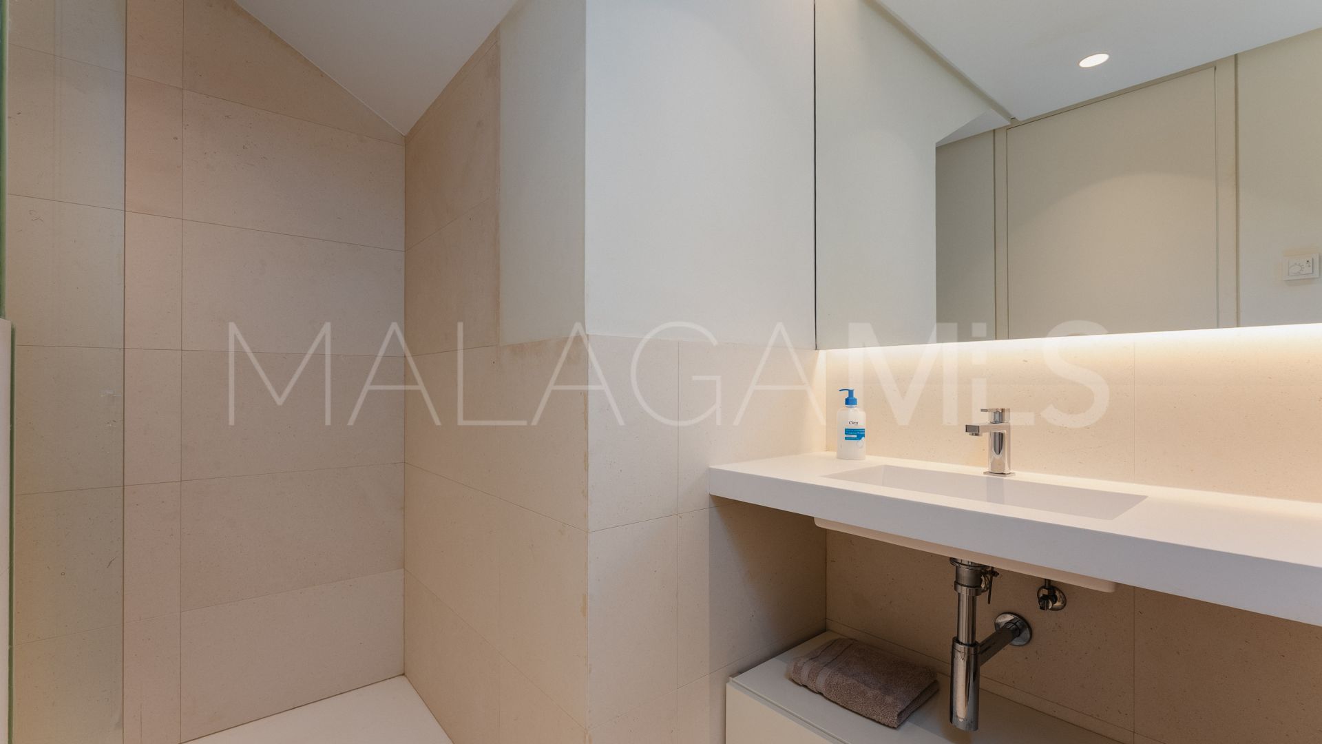 Villa for sale in Nueva Andalucia