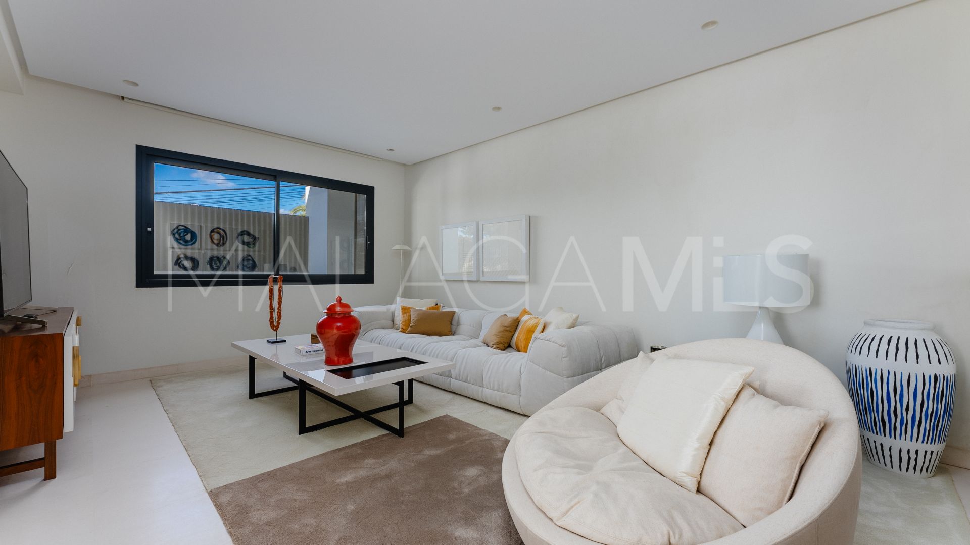 Villa for sale in Nueva Andalucia