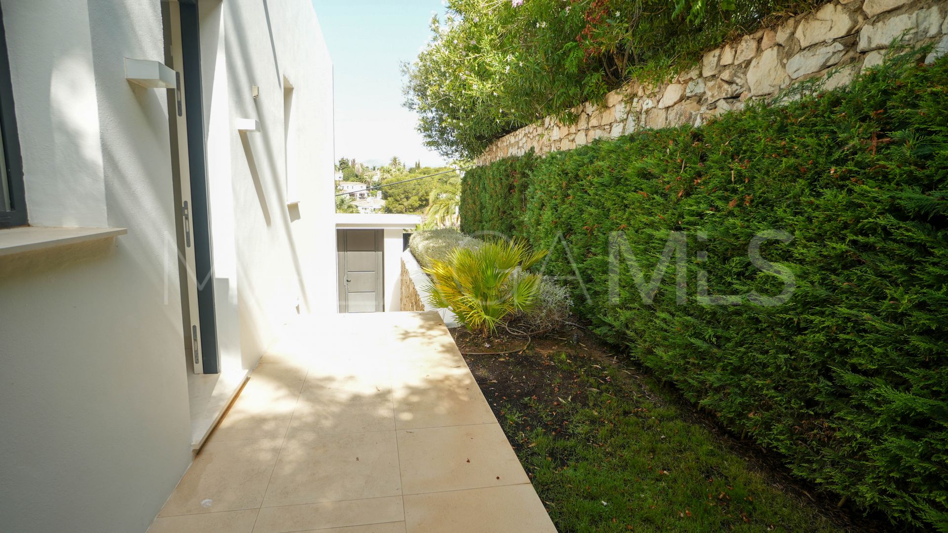 Villa for sale in Nueva Andalucia