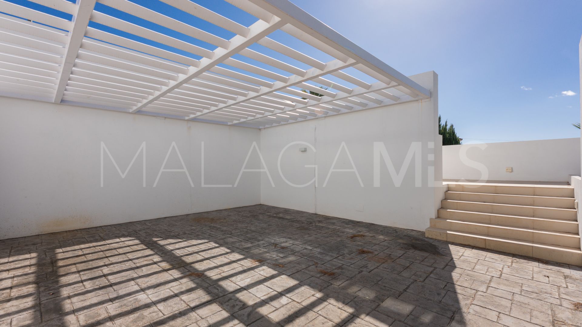 Villa for sale in Nueva Andalucia