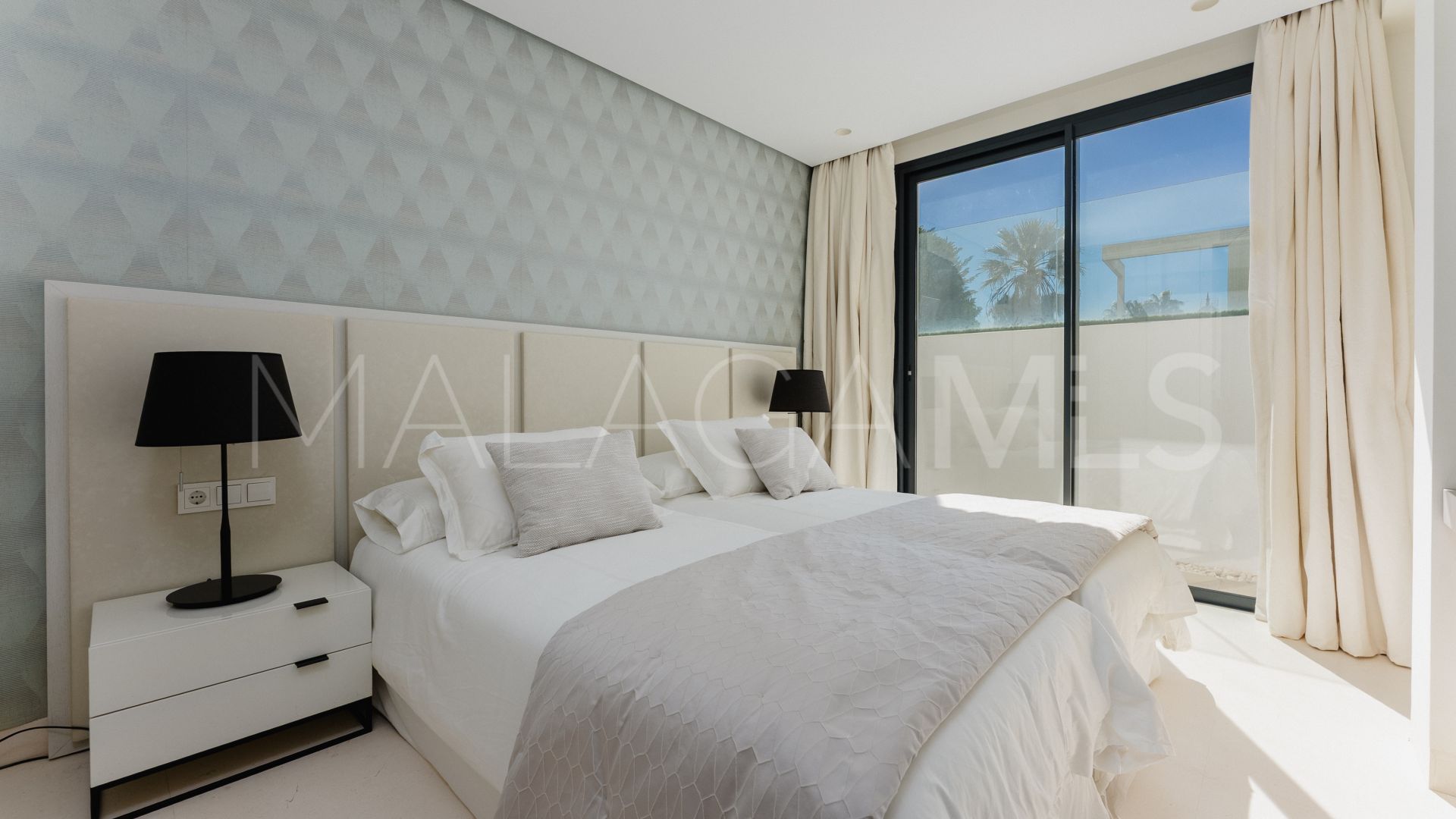 Villa for sale in Nueva Andalucia