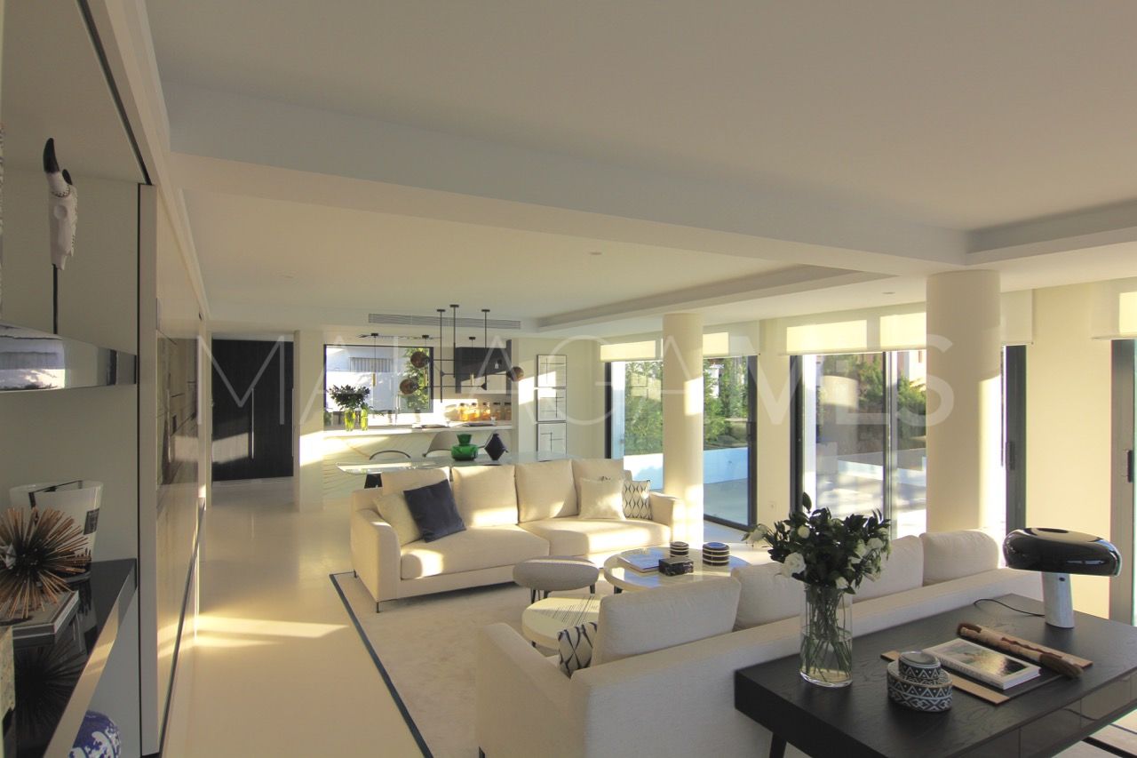 Villa for sale in Nueva Andalucia