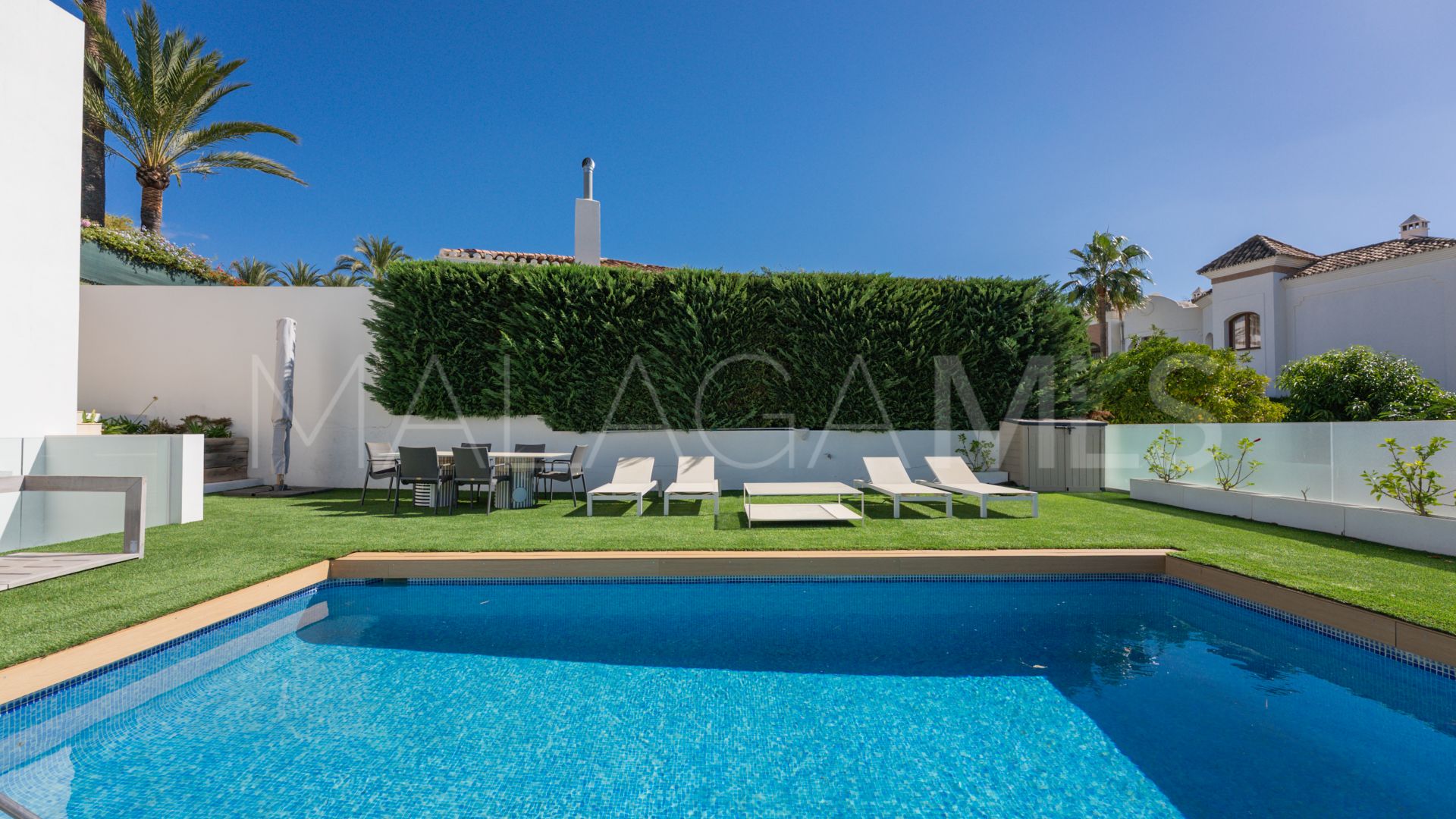 Villa for sale in Nueva Andalucia