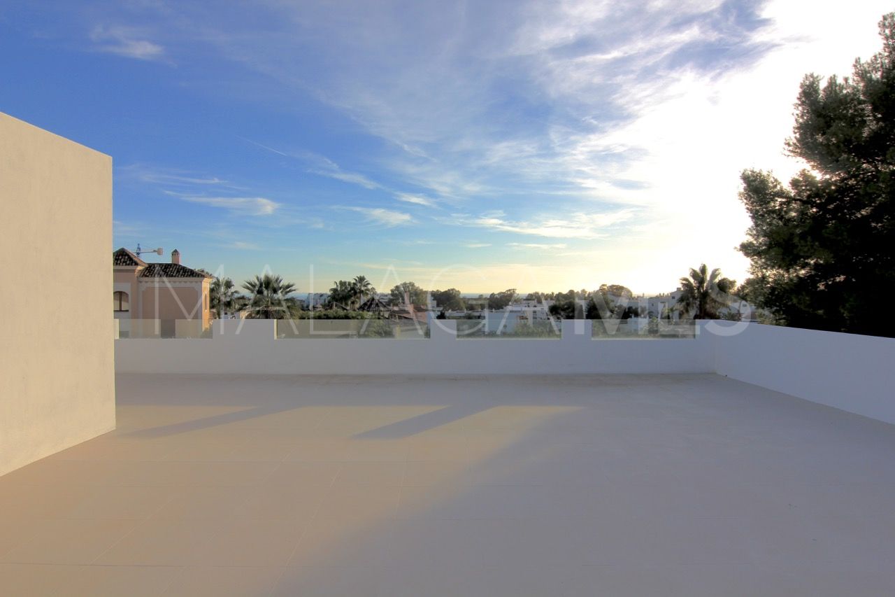 Villa for sale in Nueva Andalucia