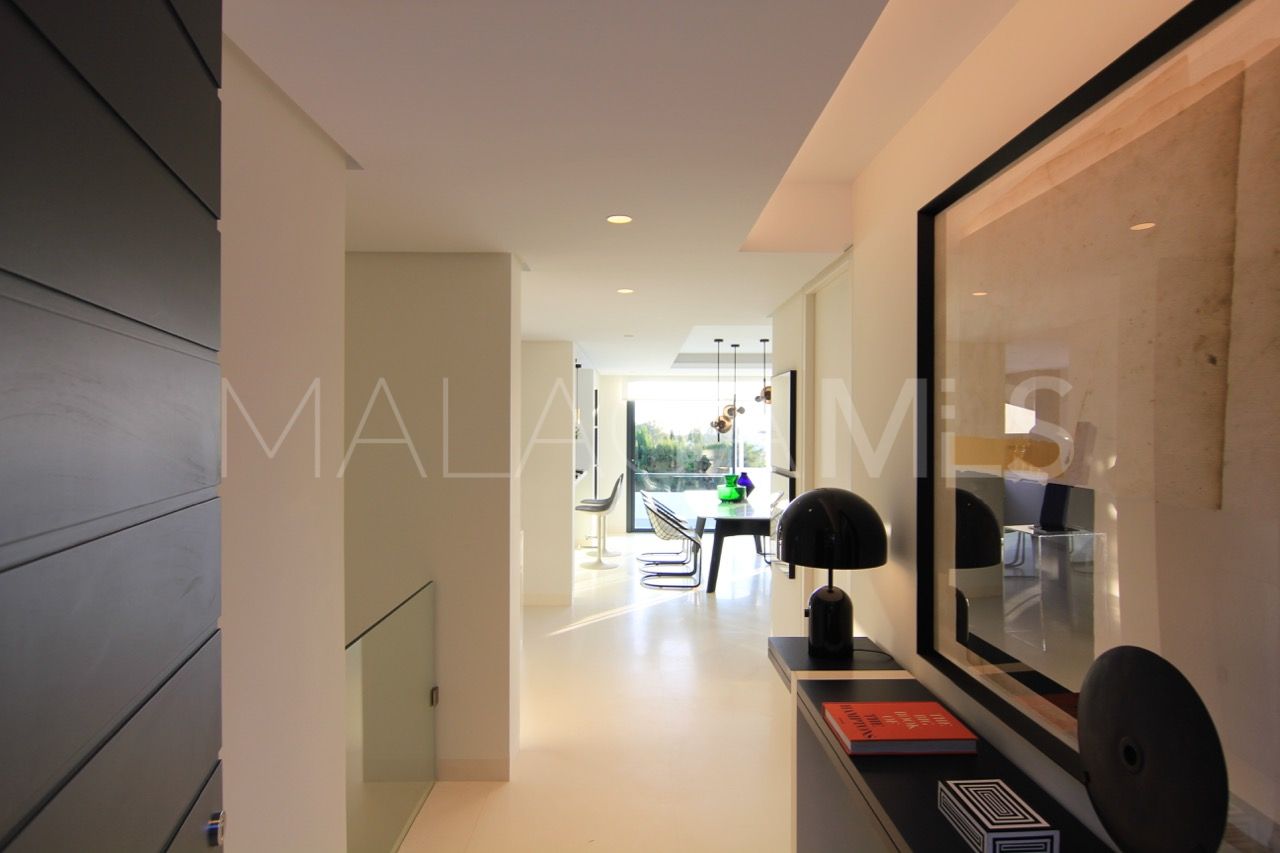 Villa for sale in Nueva Andalucia