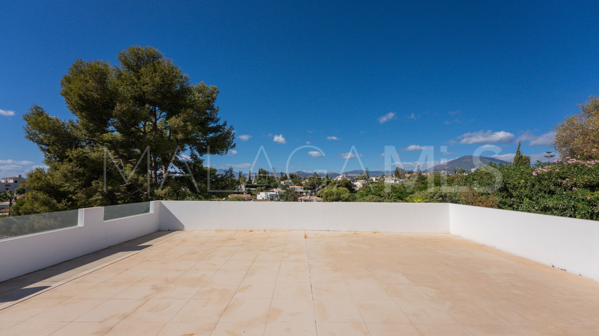 Villa for sale in Nueva Andalucia