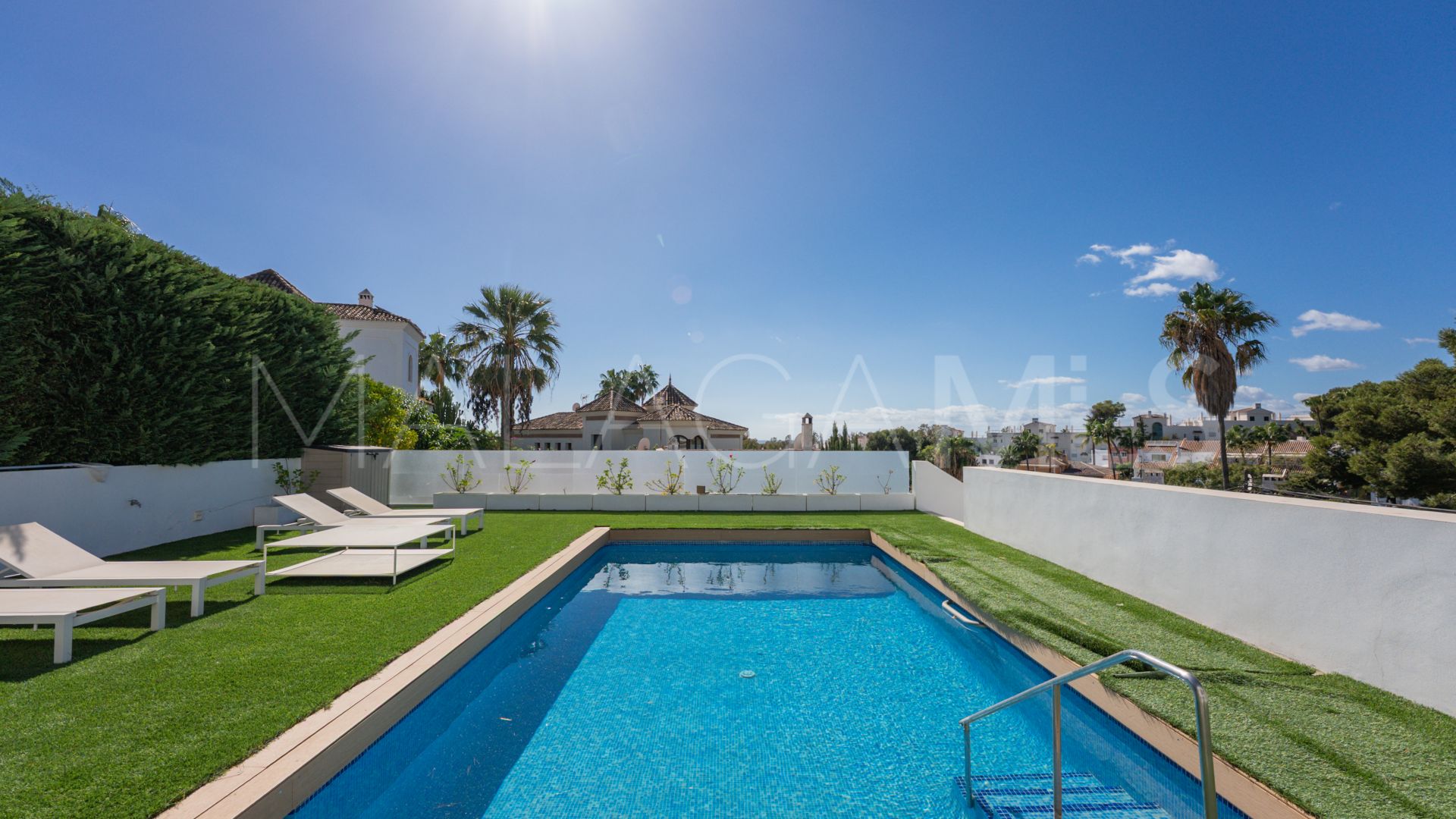 Villa for sale in Nueva Andalucia