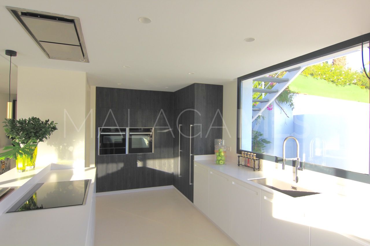 Villa for sale in Nueva Andalucia