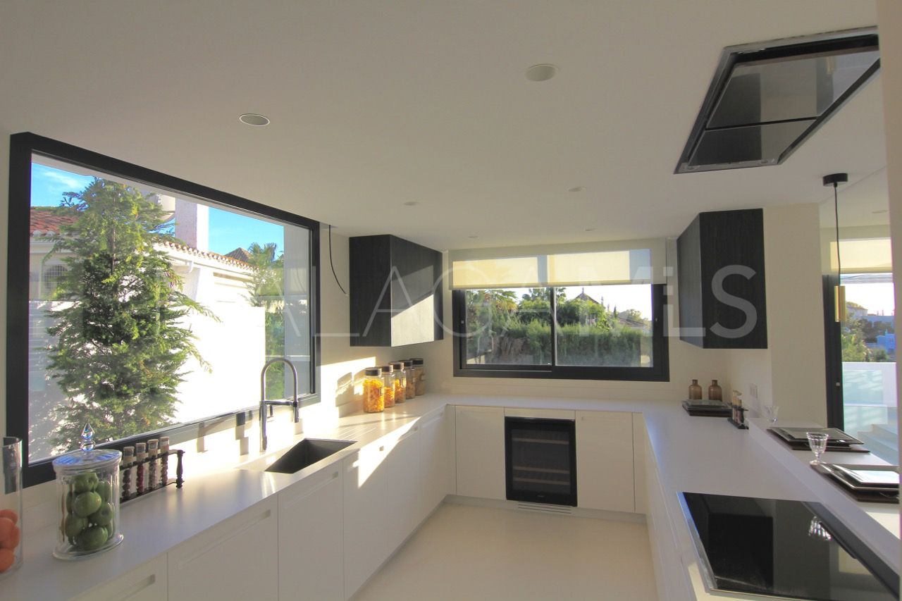 Villa for sale in Nueva Andalucia