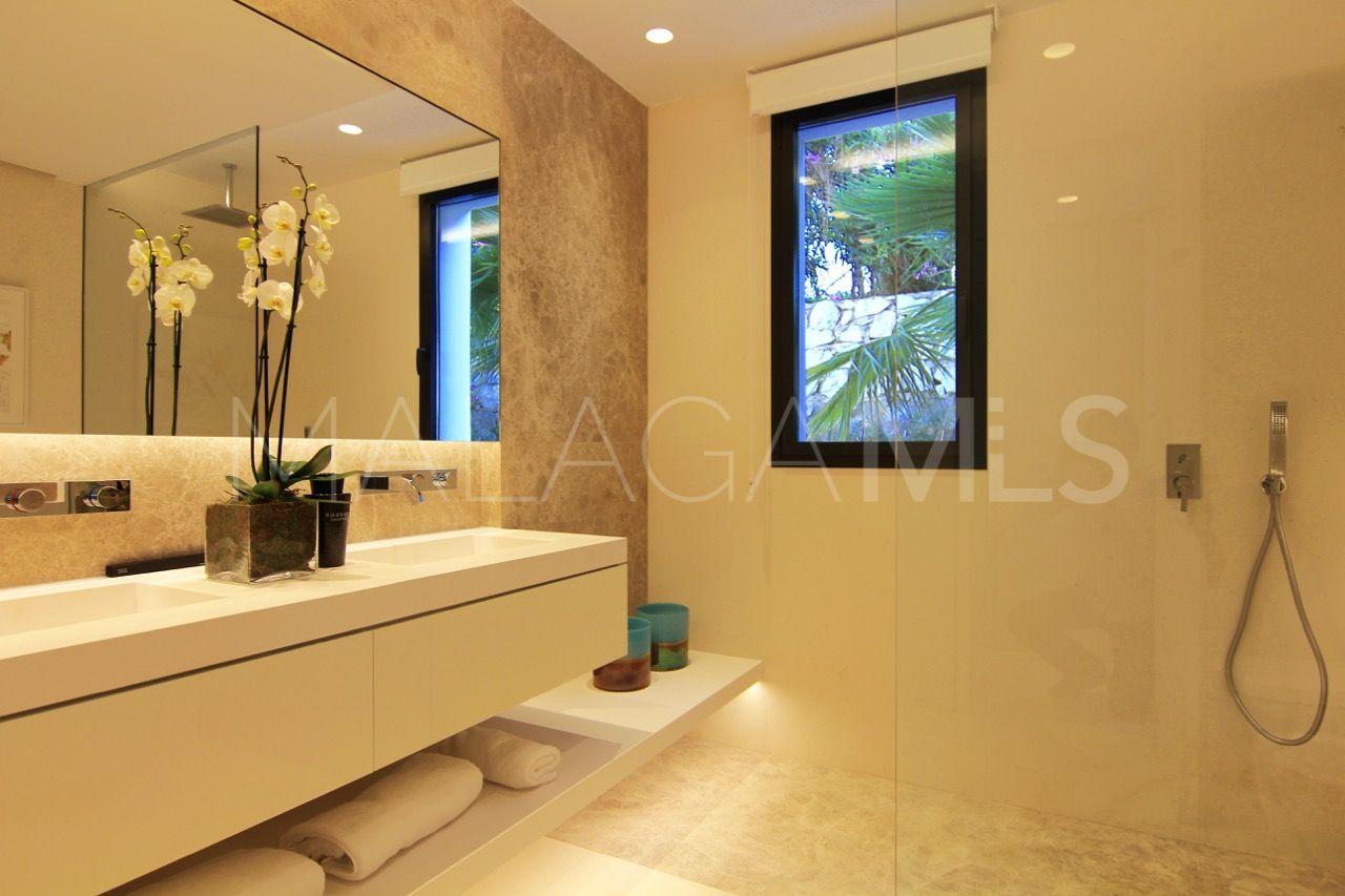 Villa for sale in Nueva Andalucia