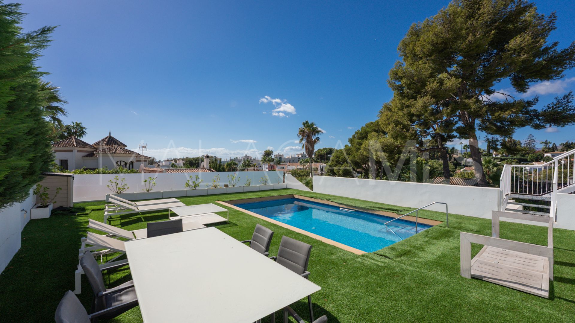 Villa for sale in Nueva Andalucia