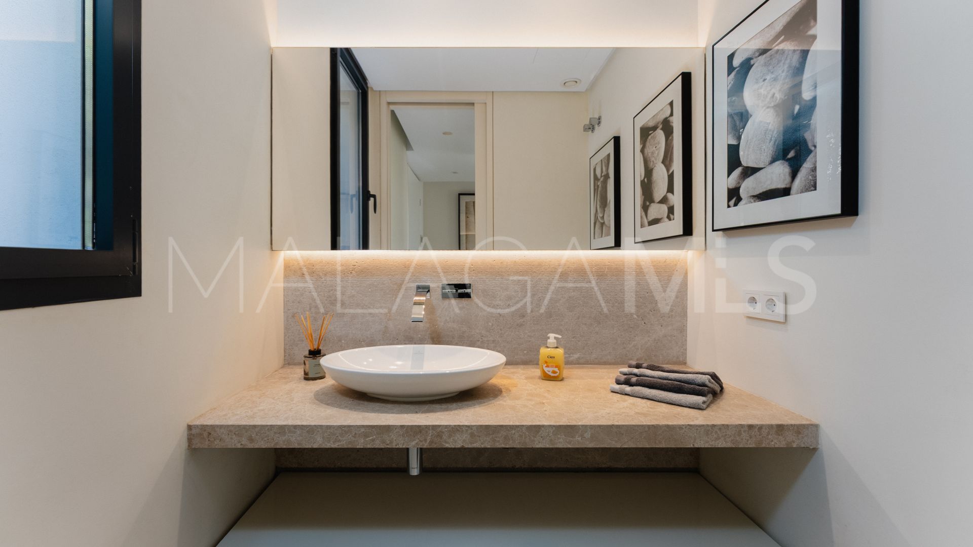 Villa for sale in Nueva Andalucia