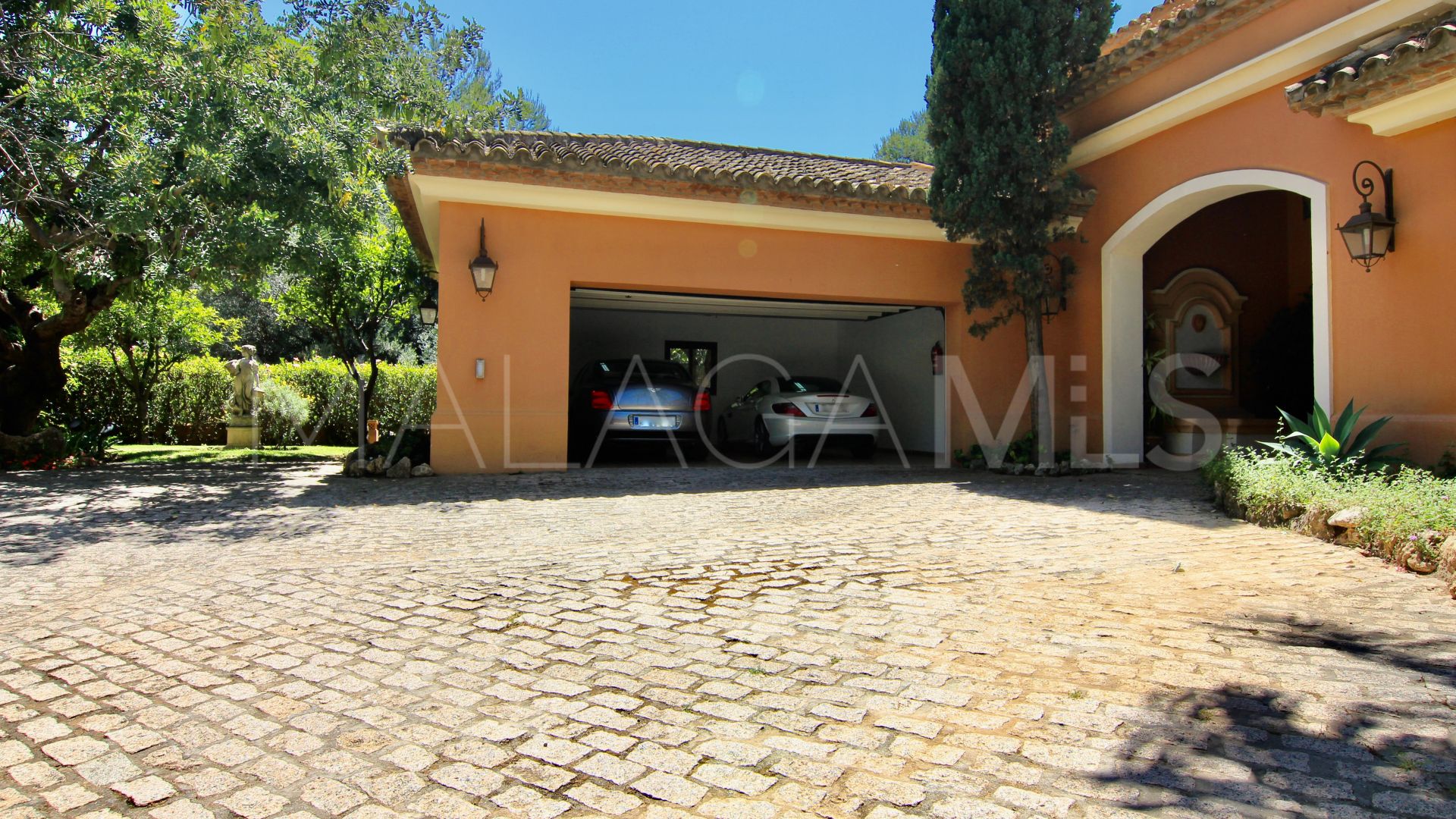 Villa for sale in Altos Reales