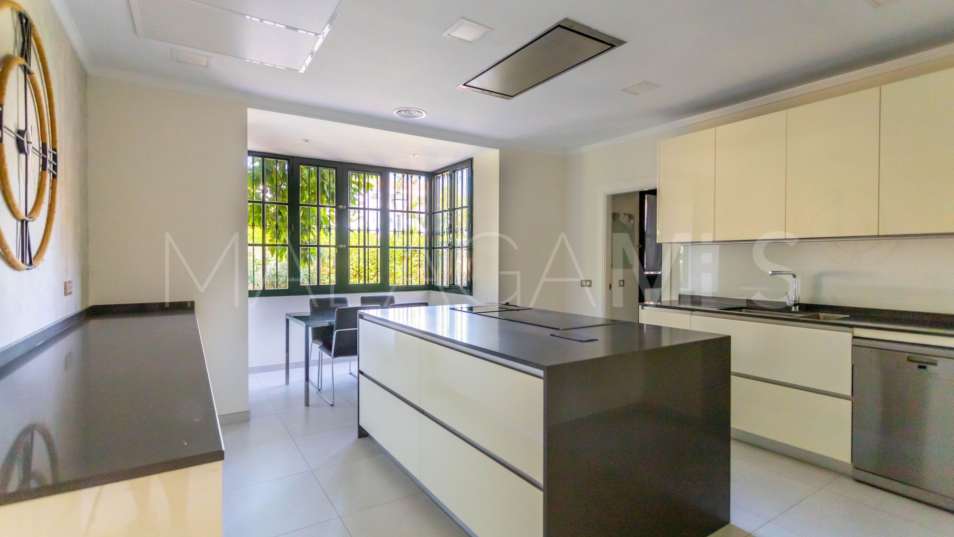 Villa for sale in Guadalmina Baja