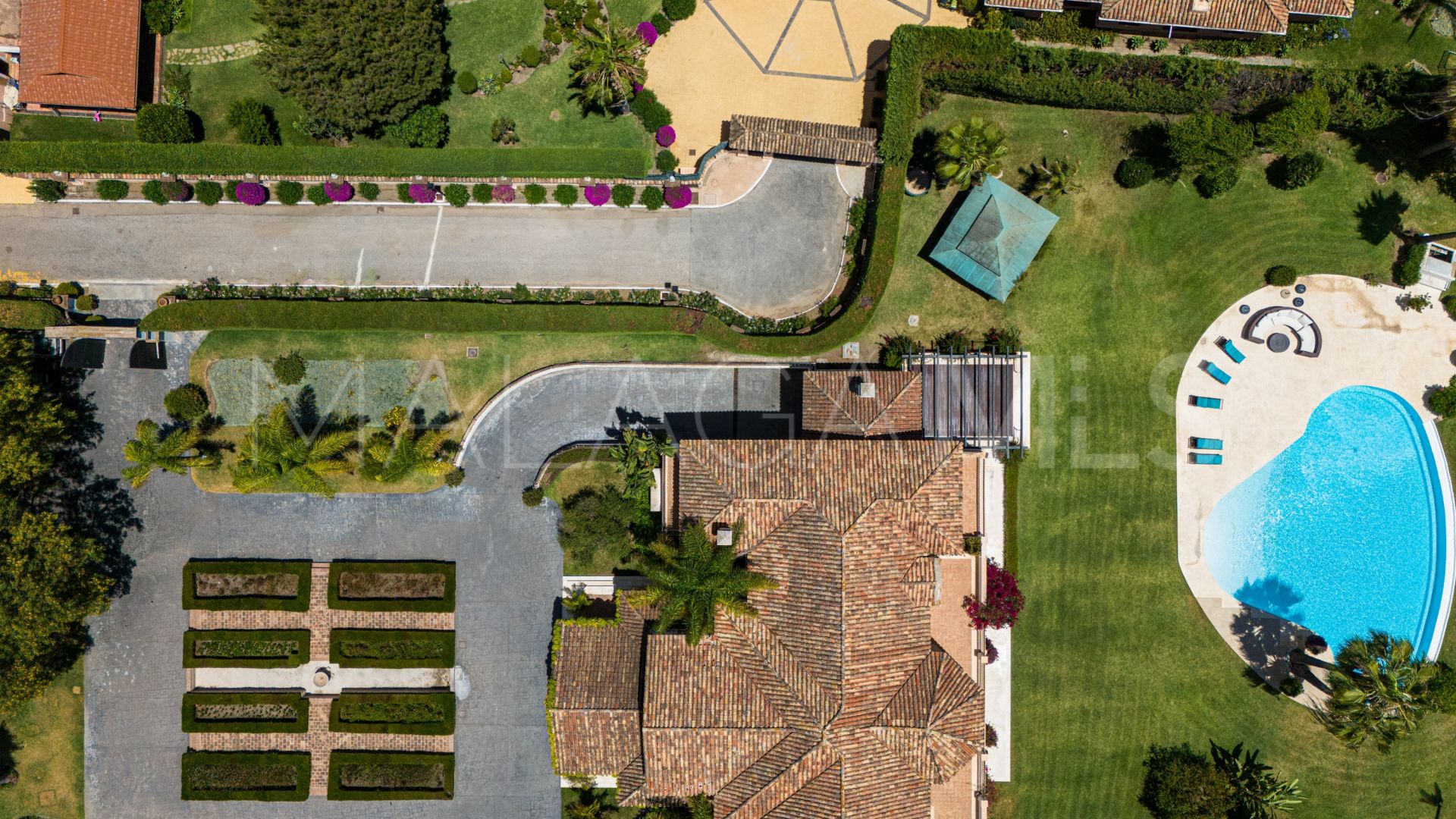 Villa for sale in Beach Side New Golden Mile
