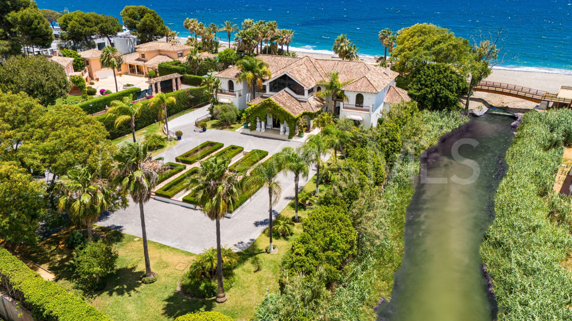Villa for sale in Beach Side New Golden Mile