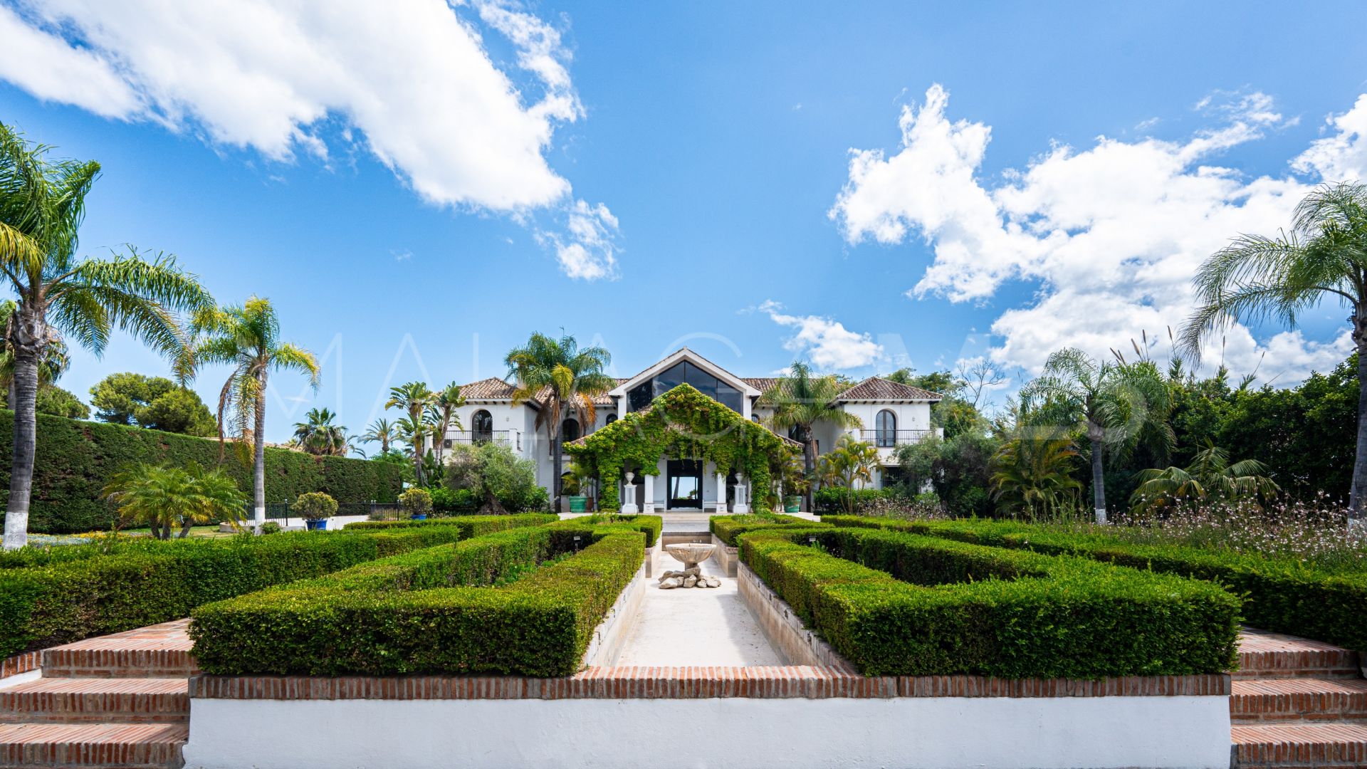 Villa for sale in Beach Side New Golden Mile