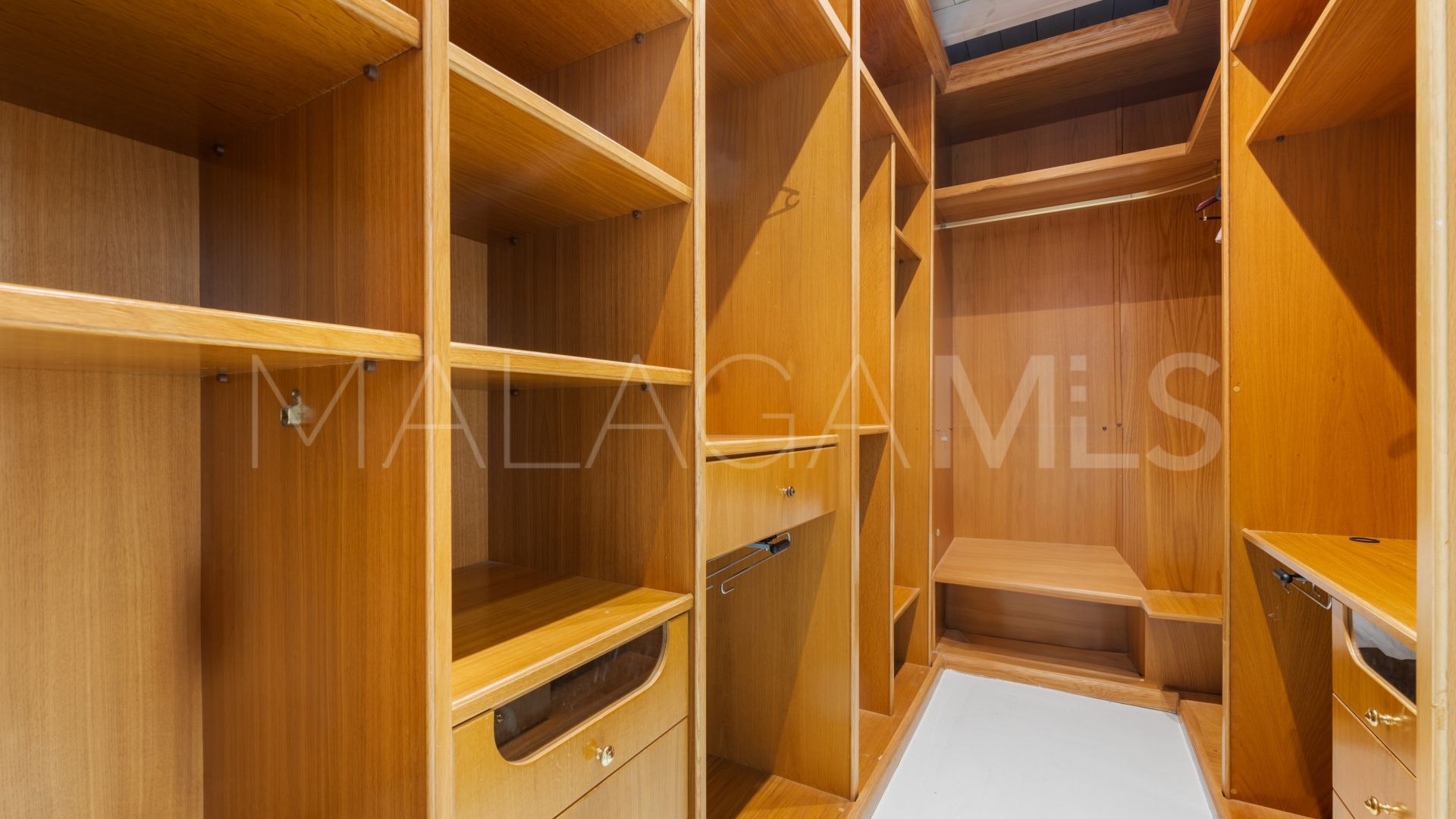 Villa for sale in Beach Side New Golden Mile