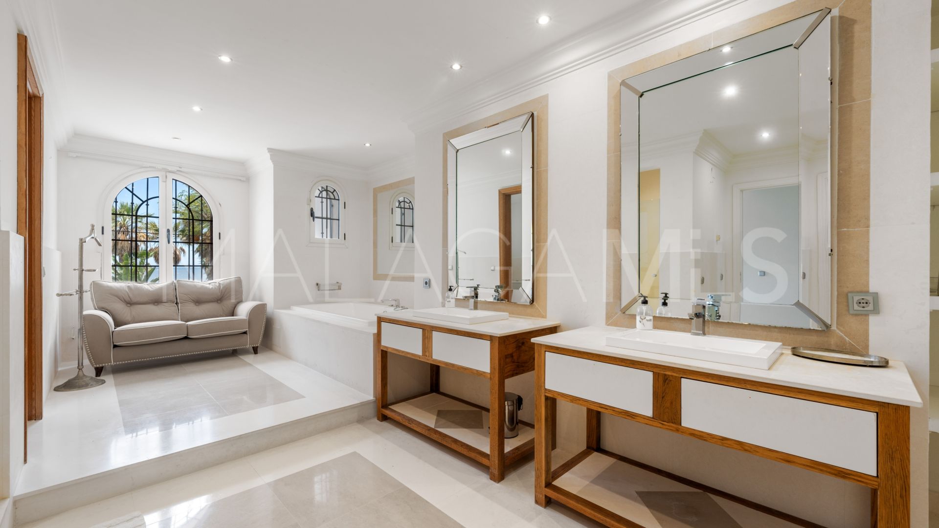 Villa for sale in Beach Side New Golden Mile