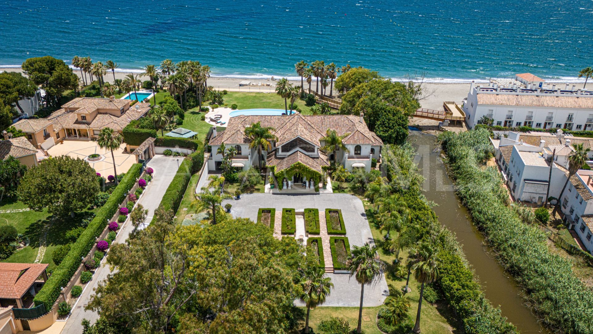 Villa for sale in Beach Side New Golden Mile
