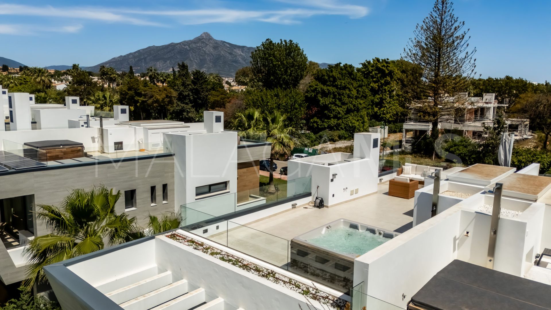 For sale semi detached villa in Marbella - Puerto Banus with 5 bedrooms