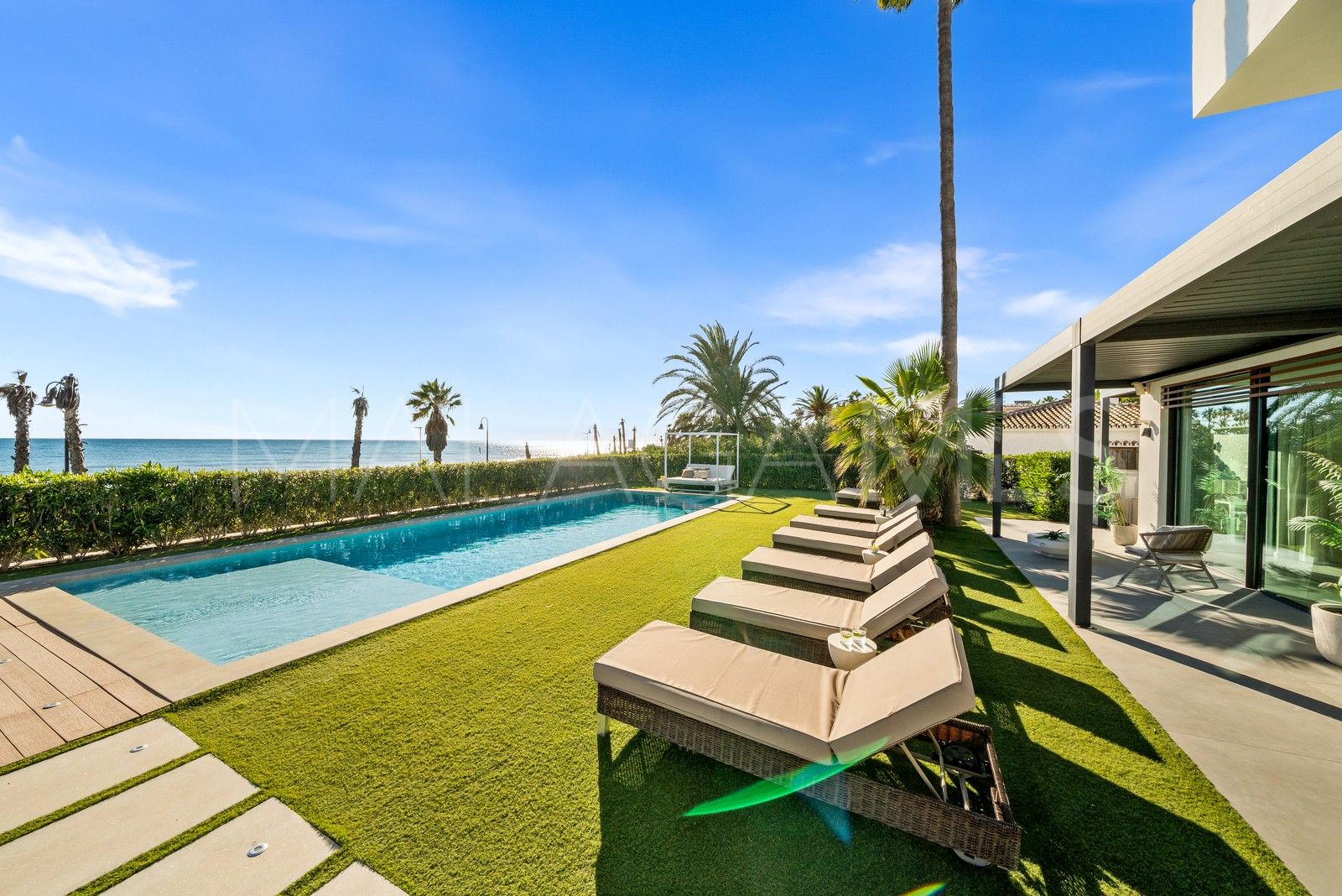 For sale villa in Estepona East