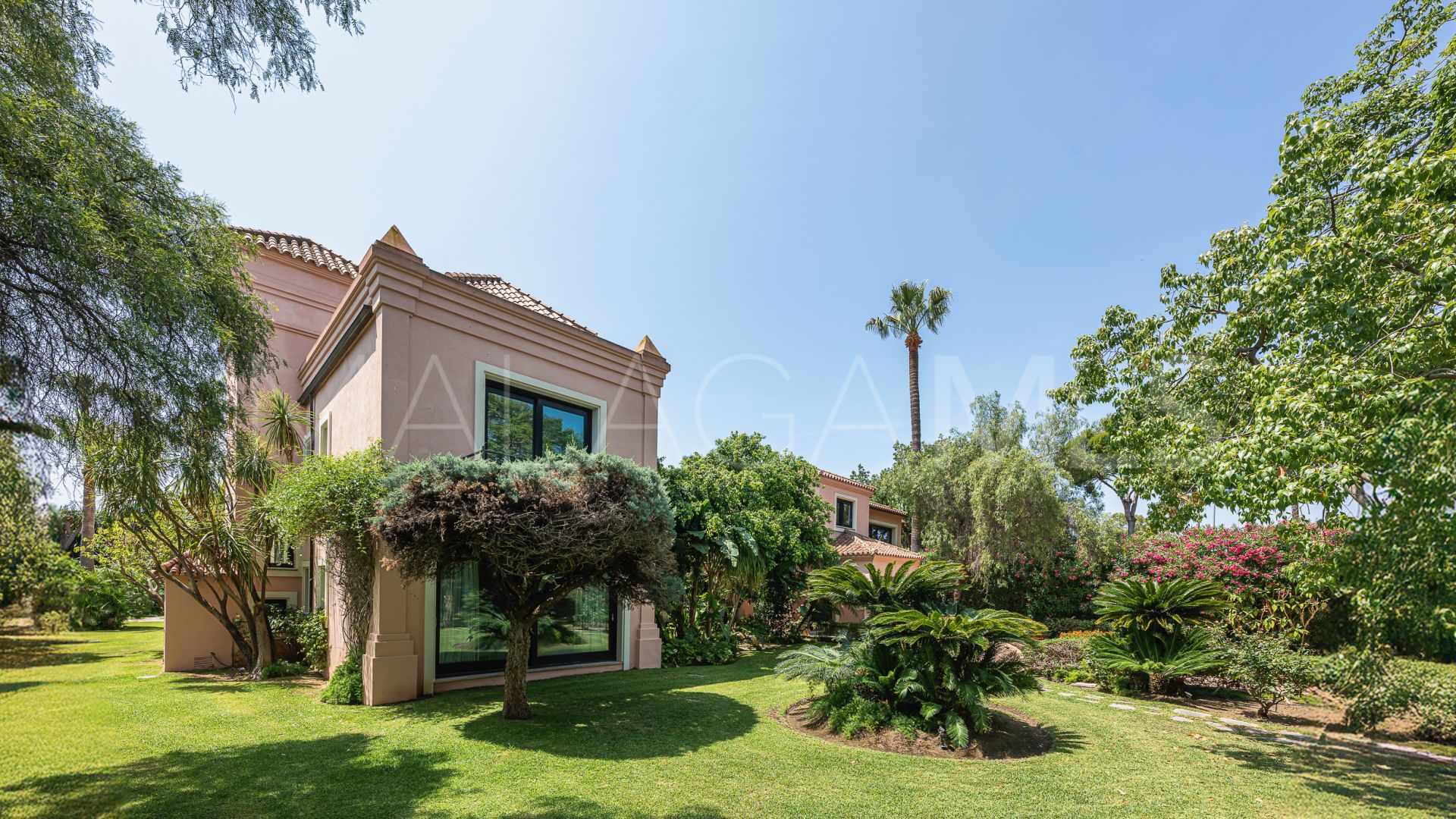 Villa for sale in Beach Side New Golden Mile