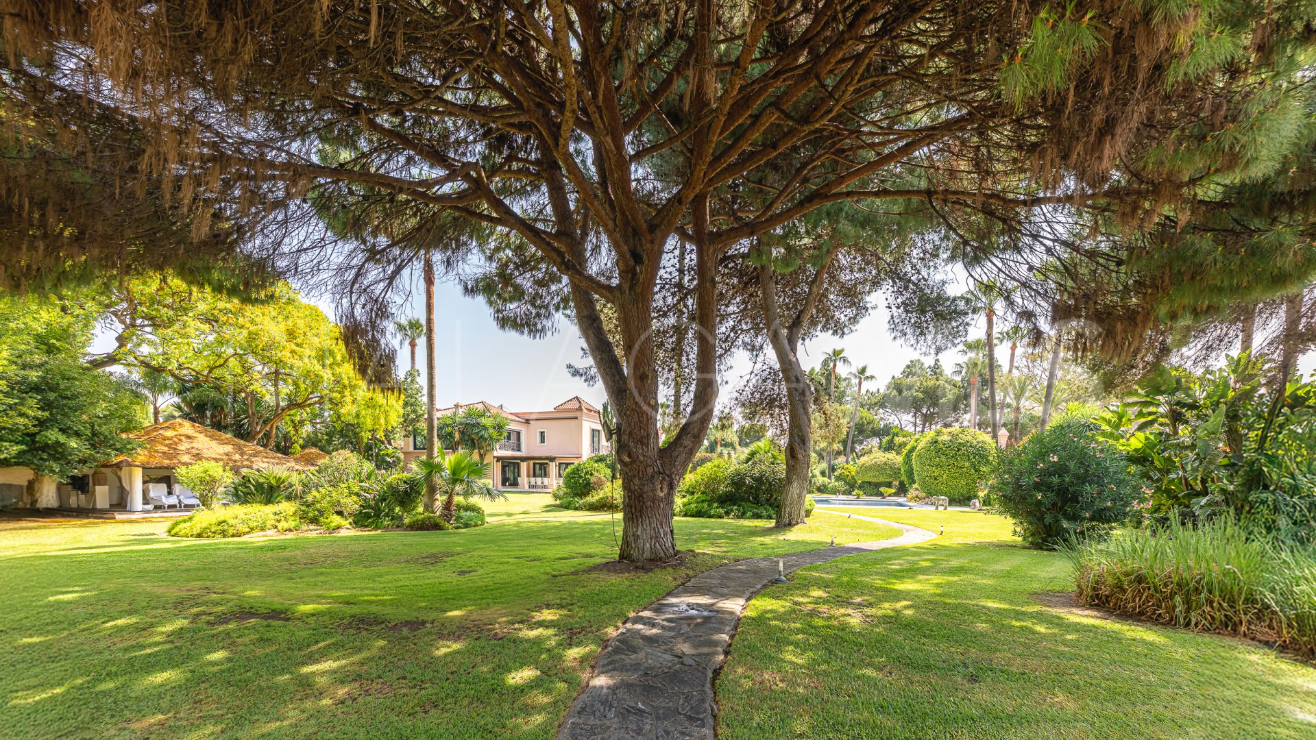 Villa for sale in Beach Side New Golden Mile