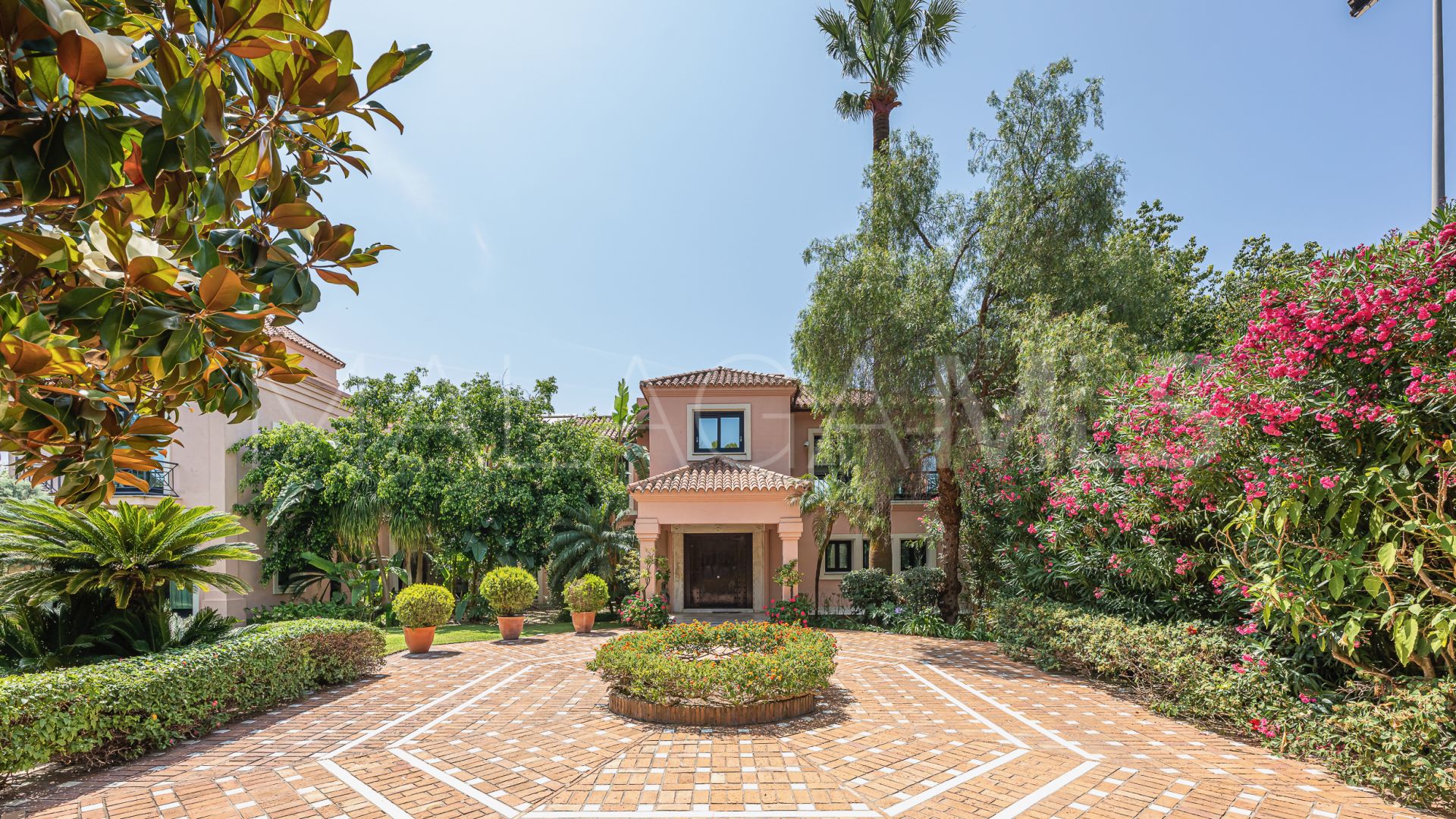 Villa for sale in Beach Side New Golden Mile