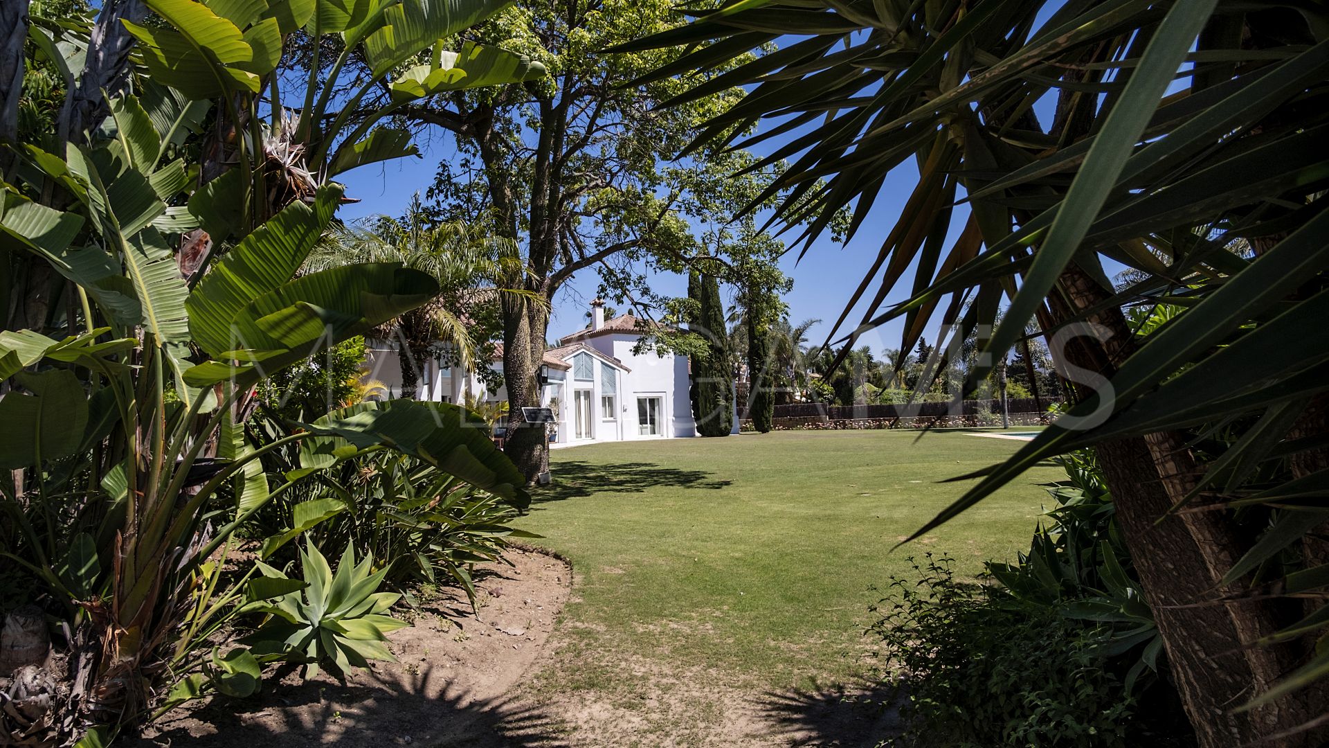 For sale villa in Guadalmina Baja with 7 bedrooms