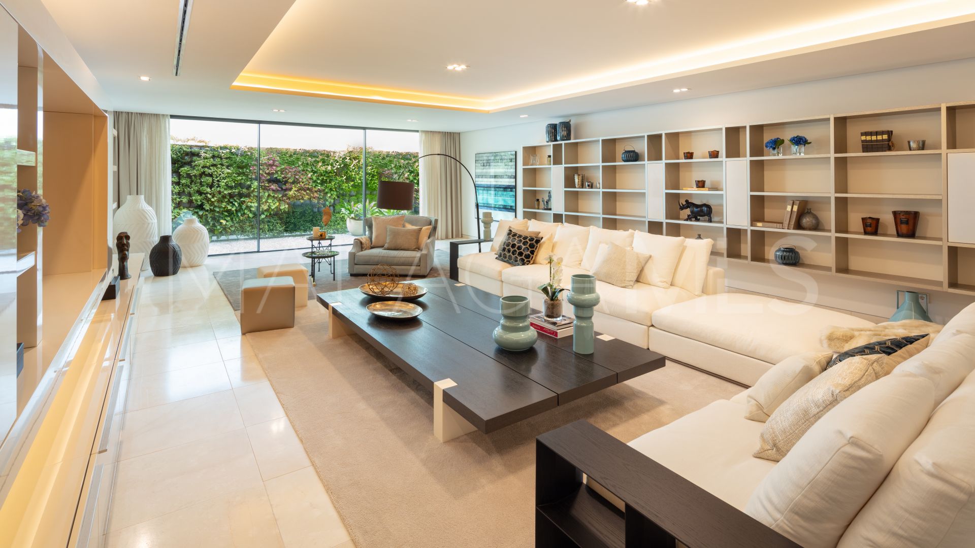 Villa for sale in Nueva Andalucia