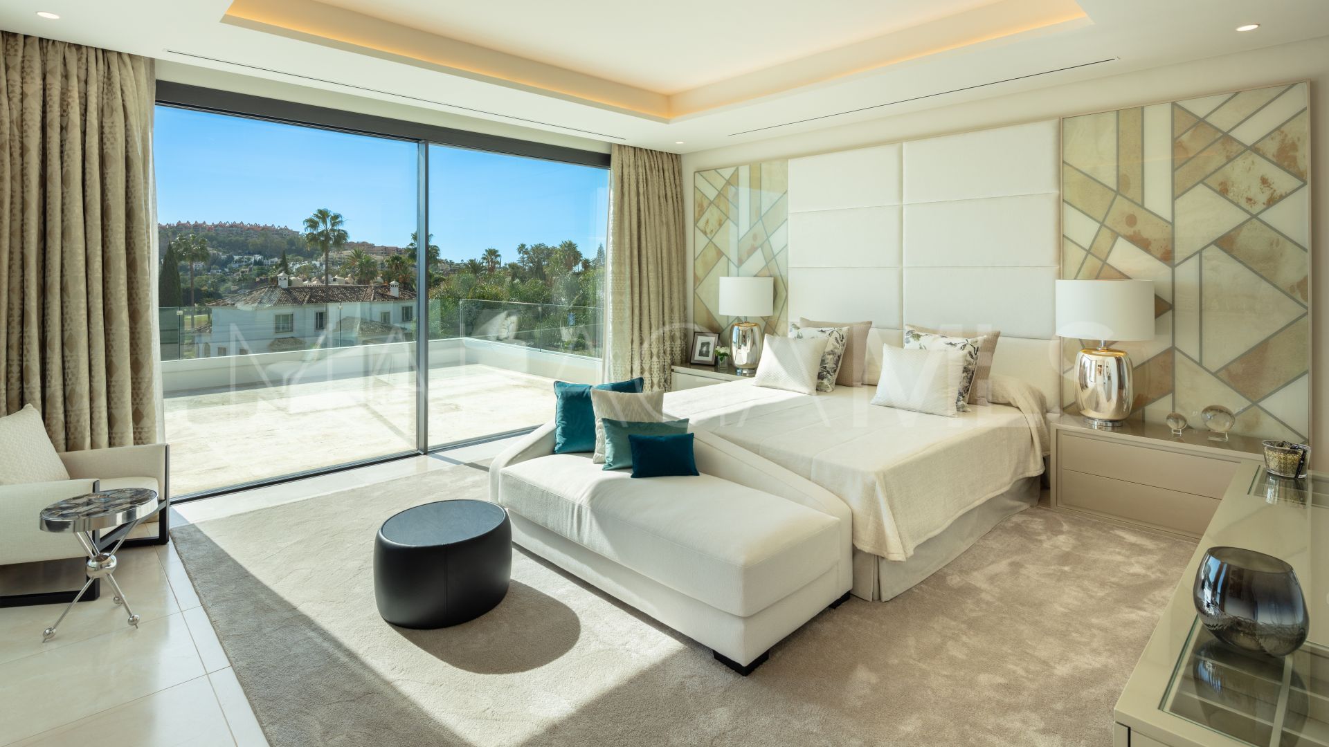Villa for sale in Nueva Andalucia