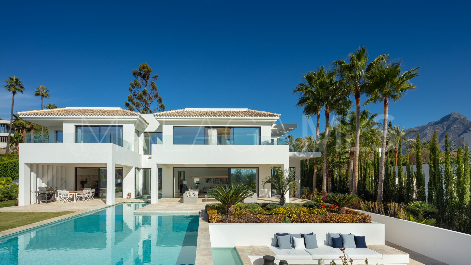 Villa for sale in Nueva Andalucia