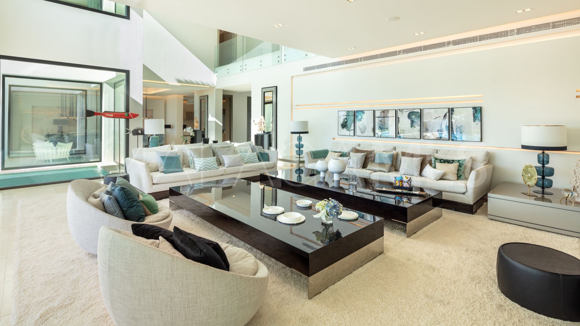 Villa for sale in Nueva Andalucia