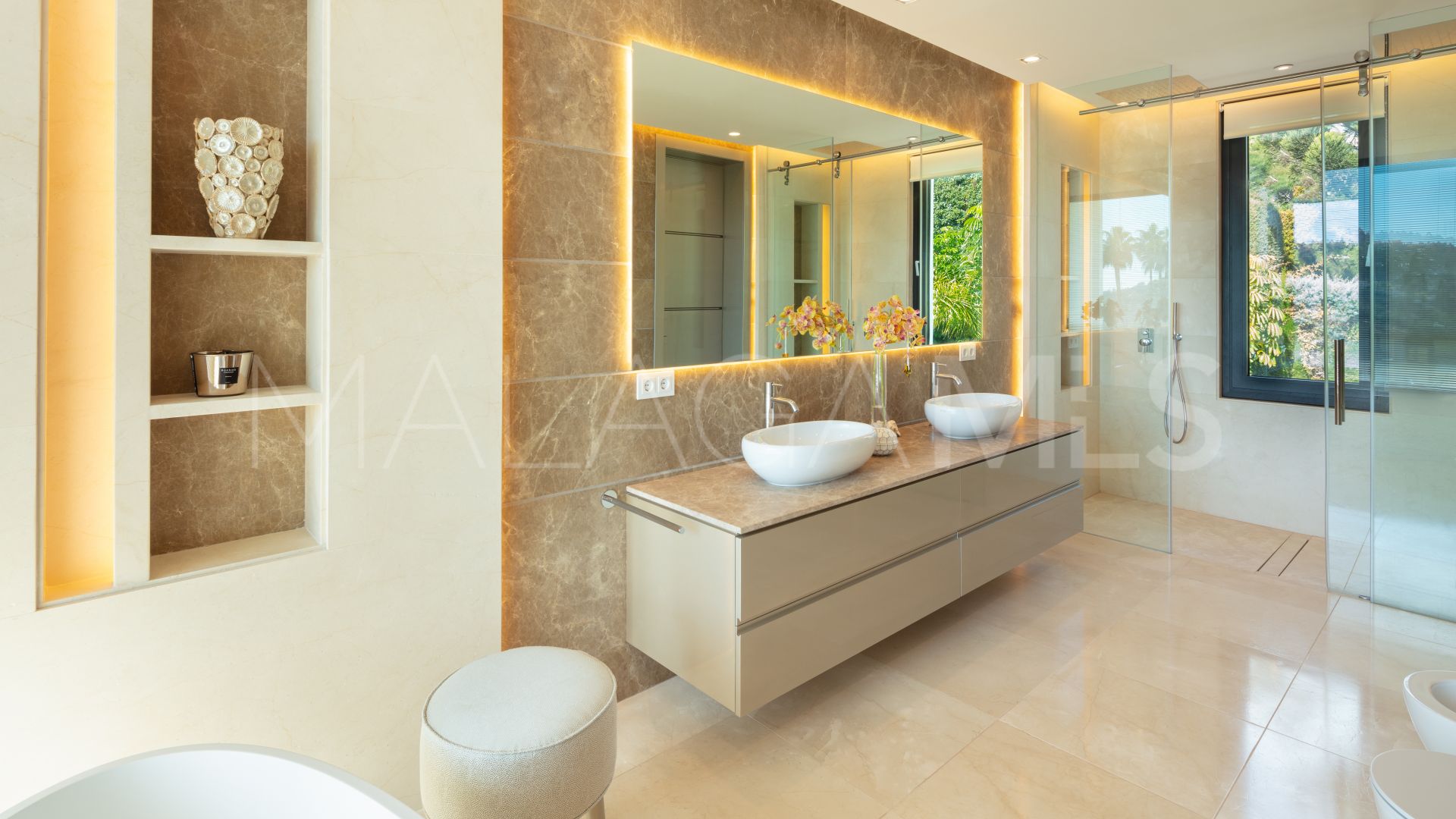 Villa for sale in Nueva Andalucia