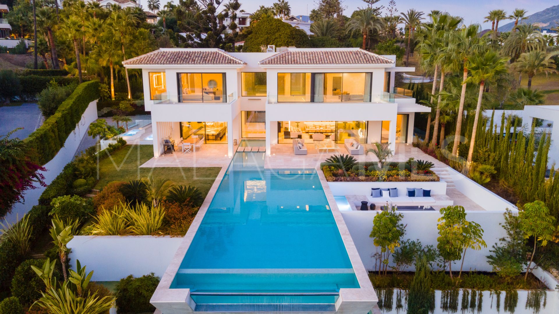 Villa for sale in Nueva Andalucia