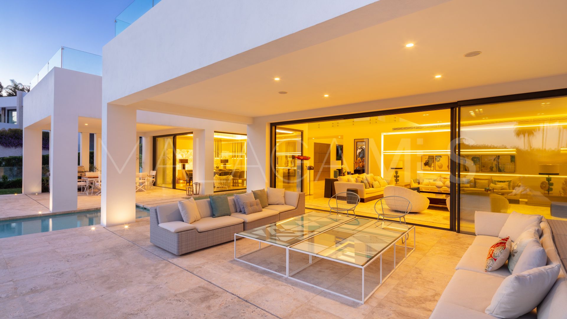 Villa for sale in Nueva Andalucia