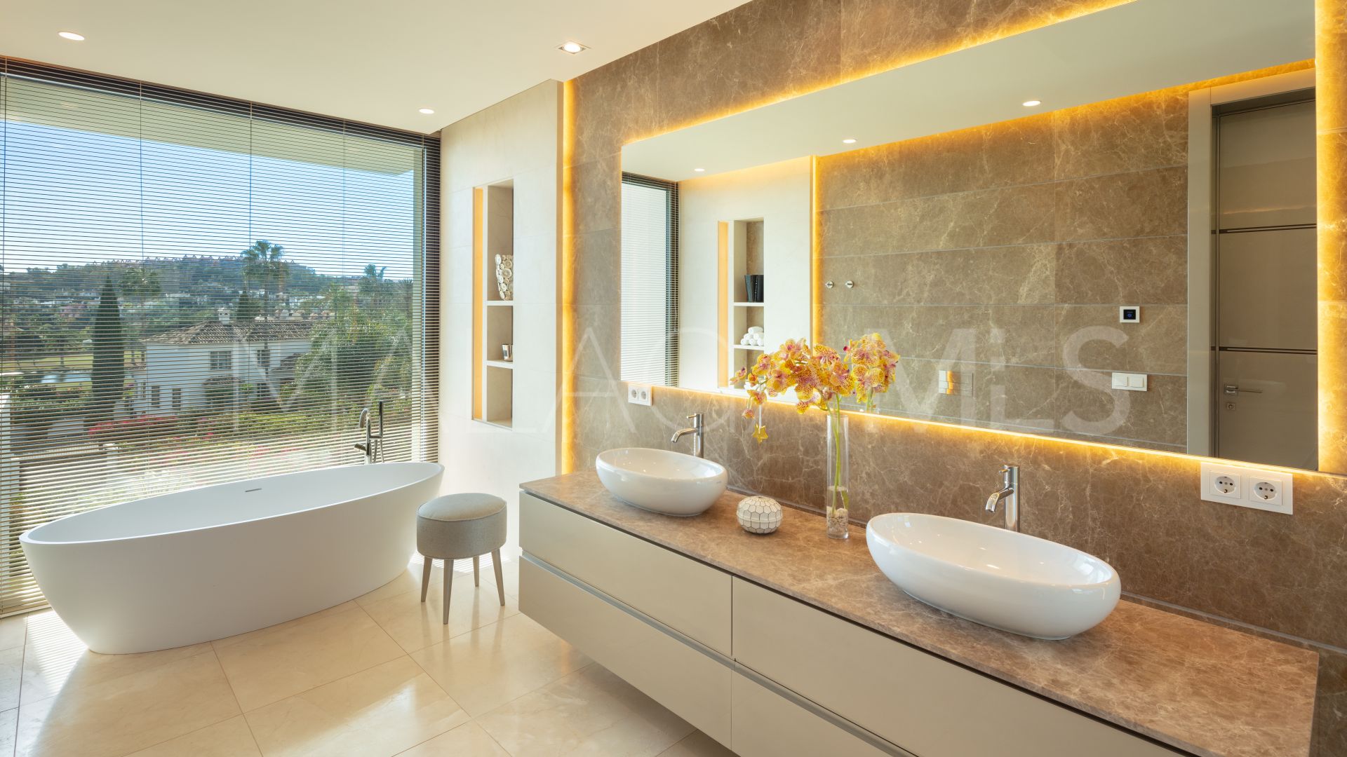 Villa for sale in Nueva Andalucia