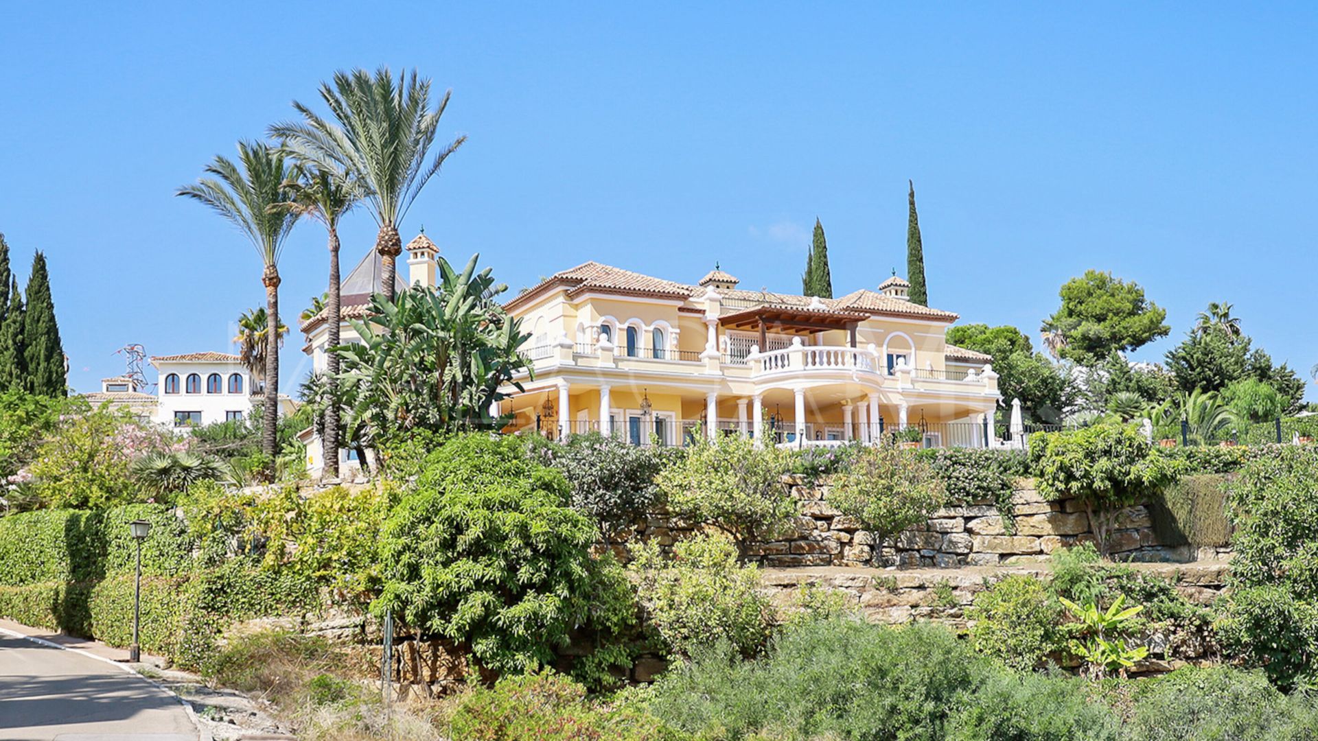 Villa for sale in Altos del Paraiso with 5 bedrooms