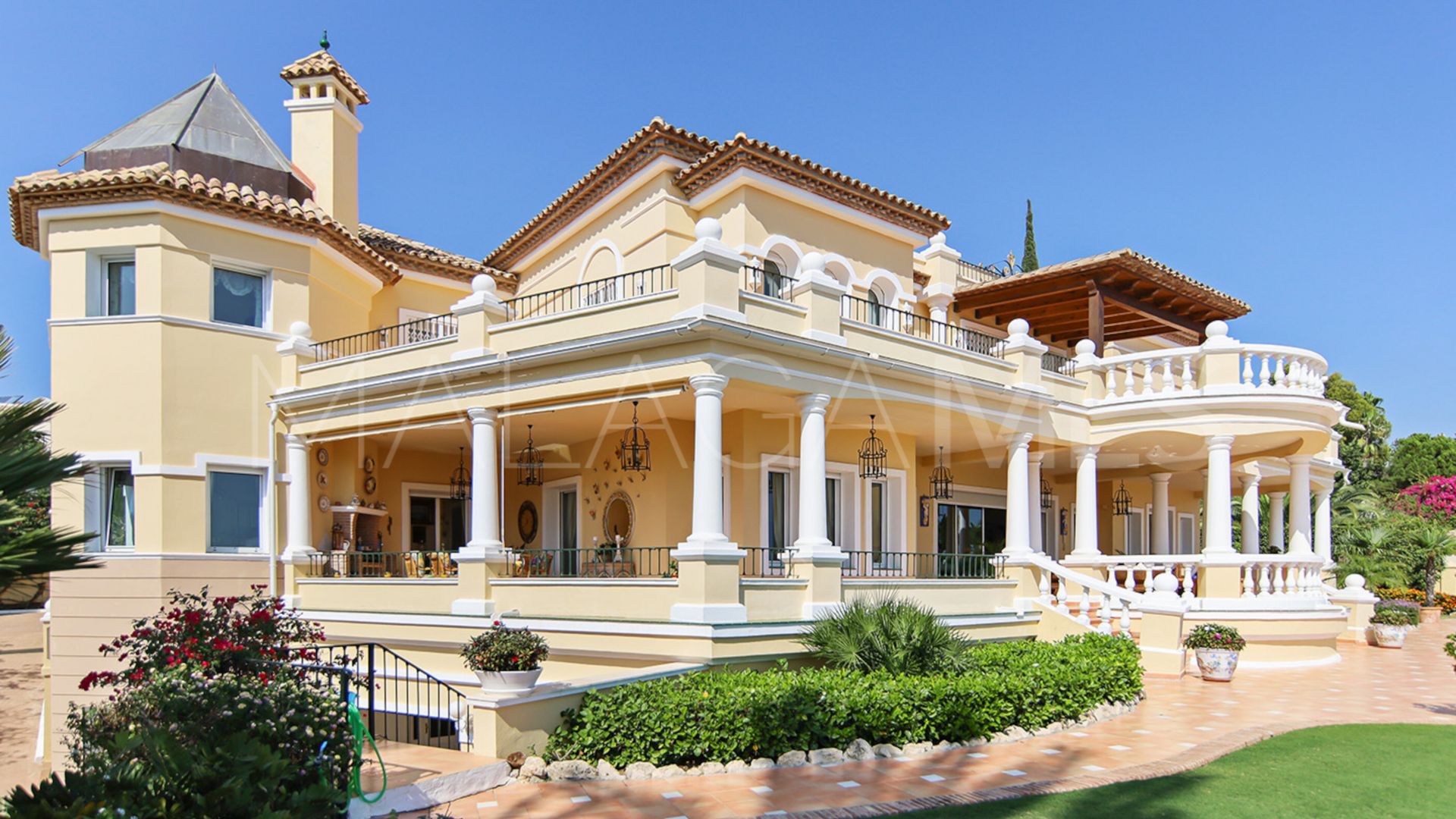 Villa for sale in Altos del Paraiso with 5 bedrooms