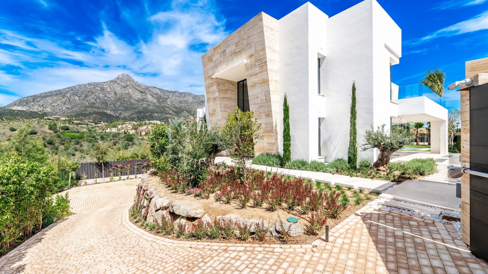 For sale Lomas del Virrey villa with 5 bedrooms