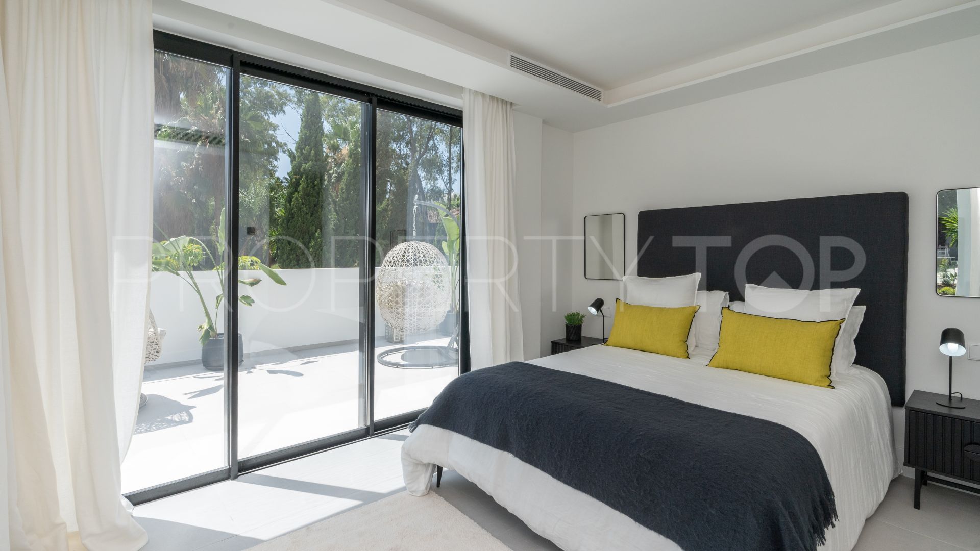 5 bedrooms villa for sale in Las Brisas