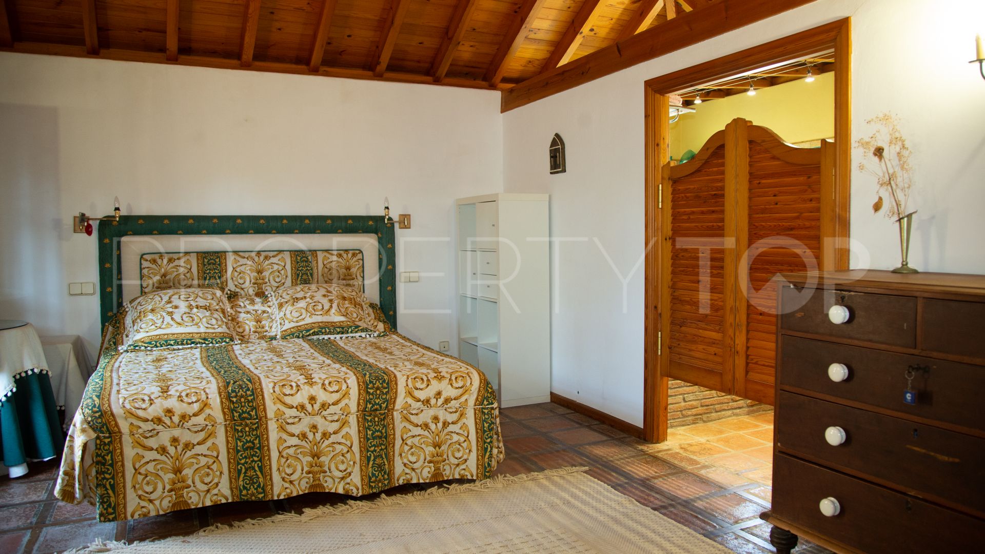 6 bedrooms Nueva Andalucia villa for sale