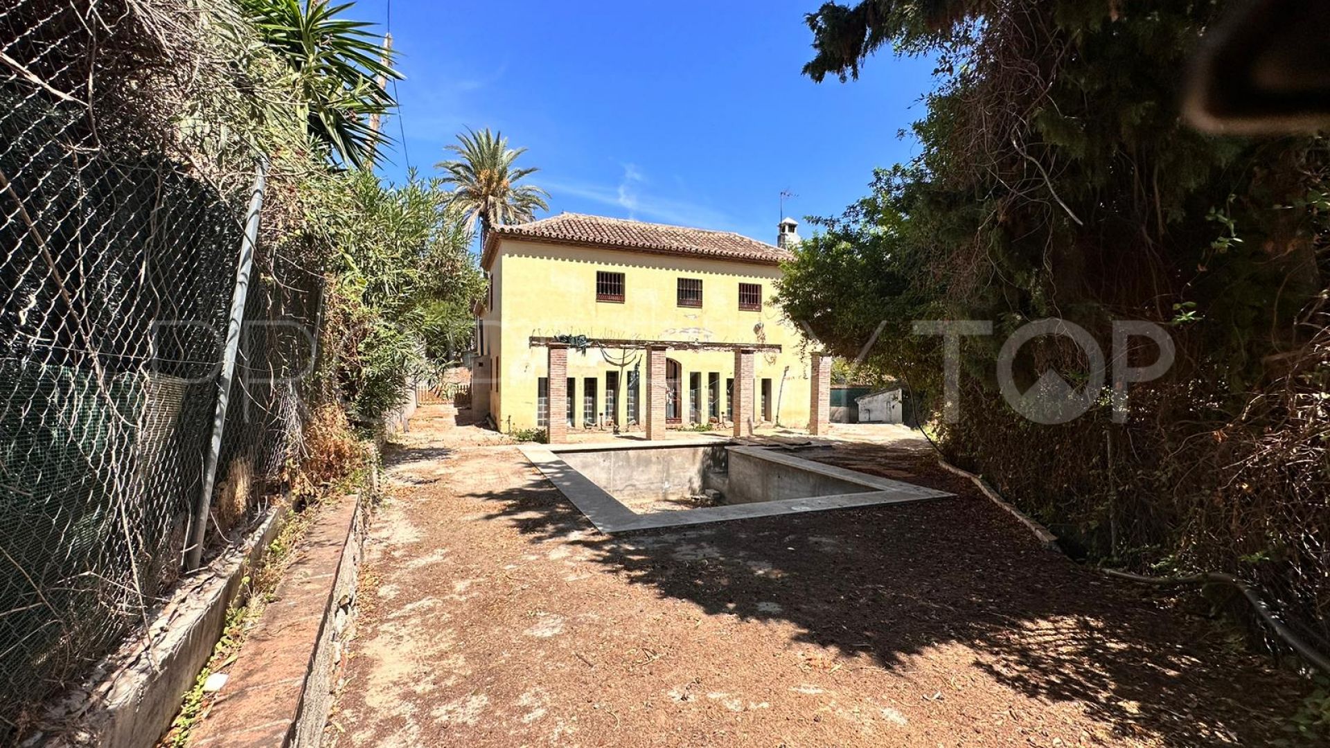 6 bedrooms Nueva Andalucia villa for sale