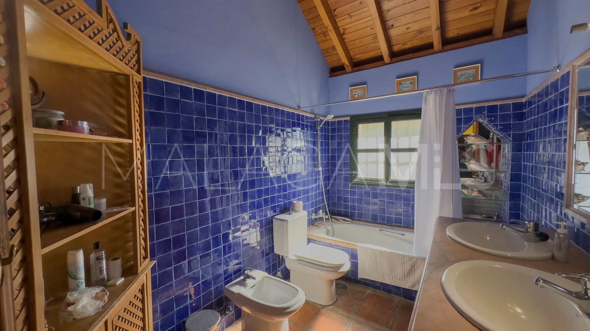 Se vende villa in Nueva Andalucia with 6 bedrooms